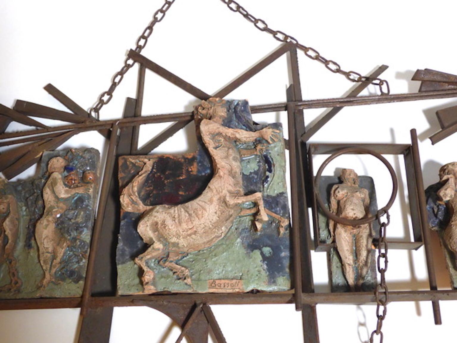 Sculpture en fer et en céramique de Renato Bassoli, 1950.
Pièce unique.

Biographie
Sculpteur et céramiste, Renato Bassoli est né à Milan en 1915 où il a fréquenté l'Académie de Brera et les cours d'art appliqué organisés au château de Sforzesco.
Au