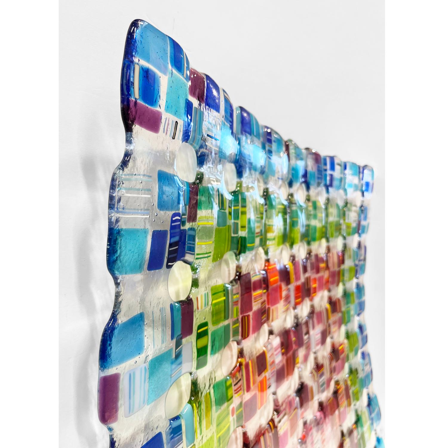 Cette étonnante sculpture murale en verre fusionné de Renato Foti est entièrement composée de verre. La sculpture 3D peut être suspendue sous forme de carré ou de losange aux crochets prévus à cet effet.

Renato Foti a obtenu sa licence en