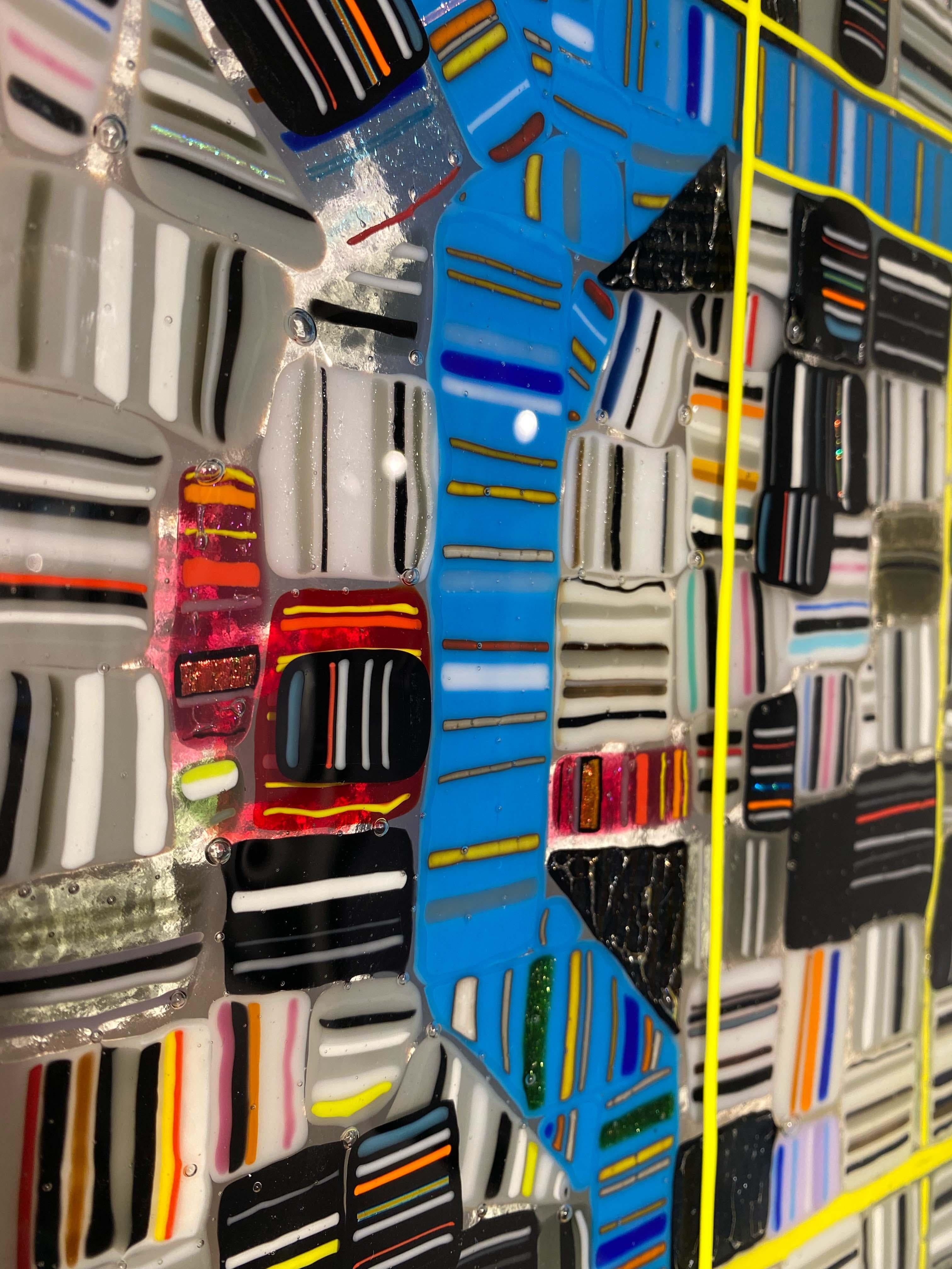 Entièrement réalisée en verre, cette carte de Chicago de l'artiste verrier de Kitchener-Waterloo, Renato Foti, est une incroyable œuvre d'art. Fabriquées en verre coupé et fusionné individuellement, les pièces sont suspendues au mur à l'aide de