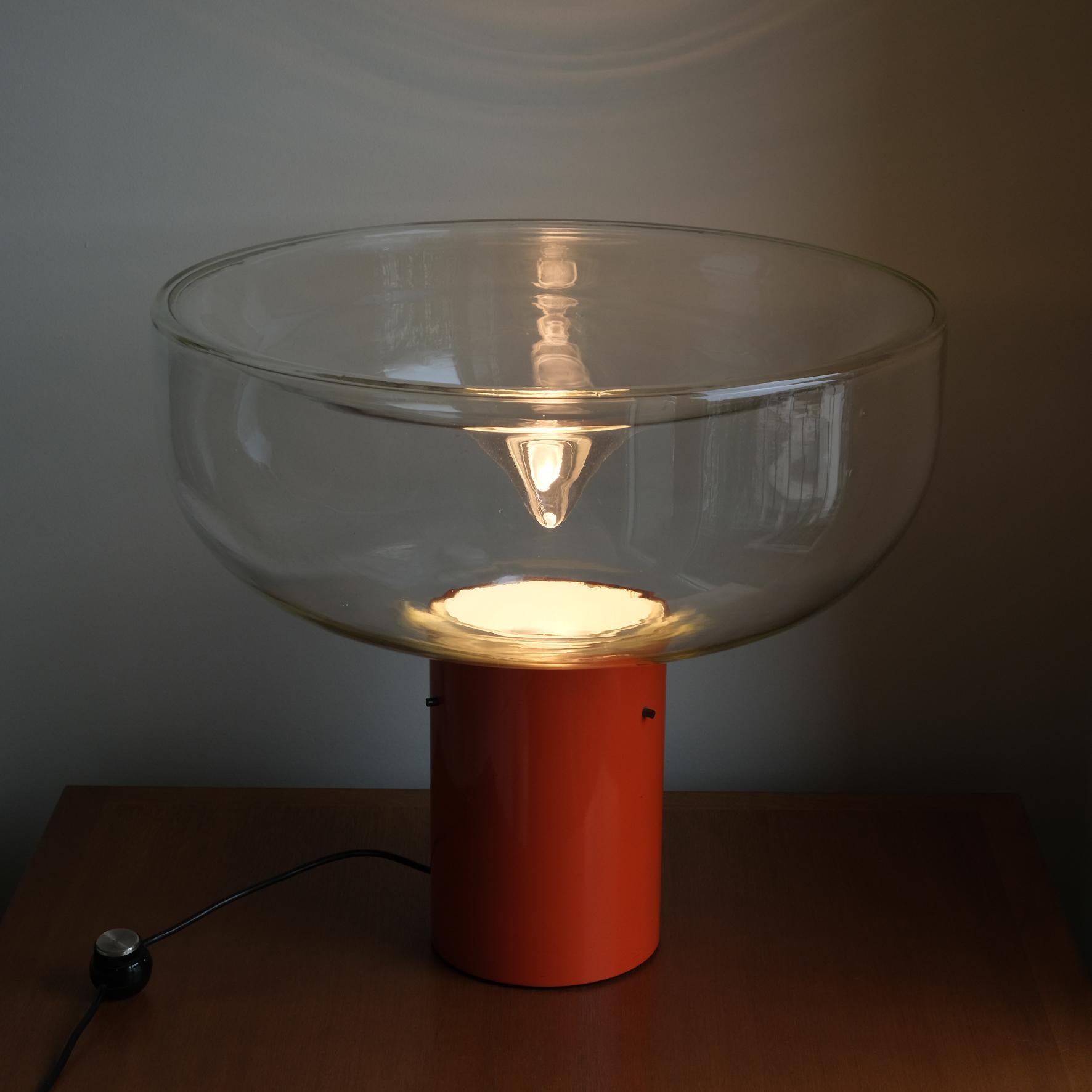 Renato Toso

Aella

A beautiful and original aluminum and blown glass table lamp, the orange lacquered cylinder stem supporting a transparent glass round shade.
Produced by Leucos, Italy.
circa 1968.

Literature
Domus n°463, June