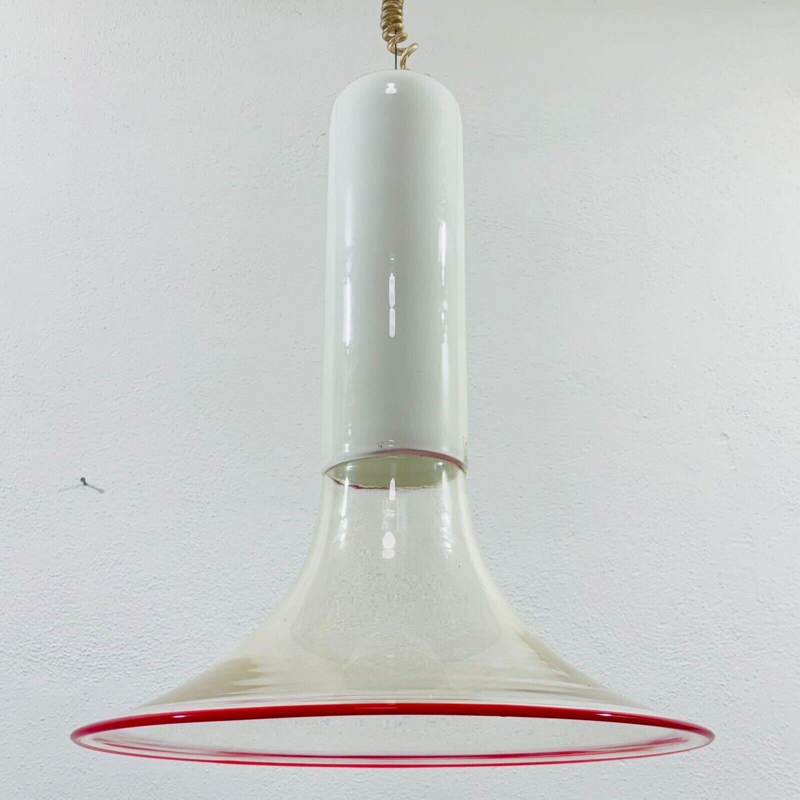 i presentiamo un semplice ed elegante lampadario del 1970 in vetro di Murano, di Roberto Toso e Roberto Pamio, un tocco retró che renderà unico il vostro ambiente.

L’articolo è in ottime condizioni conservative, non vi è alcun difetto estetico o