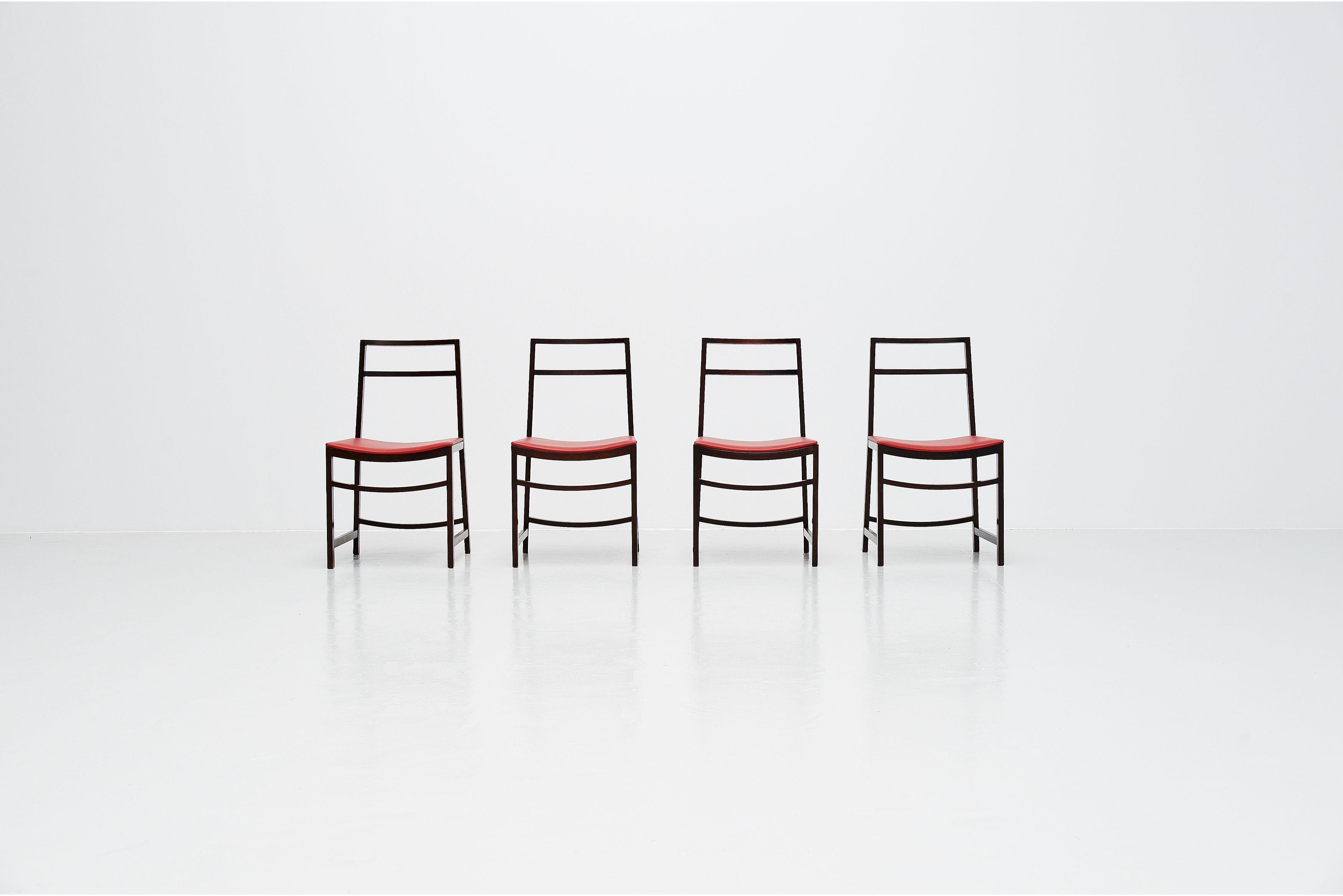 Très belles chaises de salle à manger minimalistes conçues par Renato Venturi et fabriquées par MIM (Mobili Italiani Moderni) Roma, Italie, 1961. Les chaises ont des cadres en bois de rose massif et sont nouvellement tapissées de cuir rouge. Les