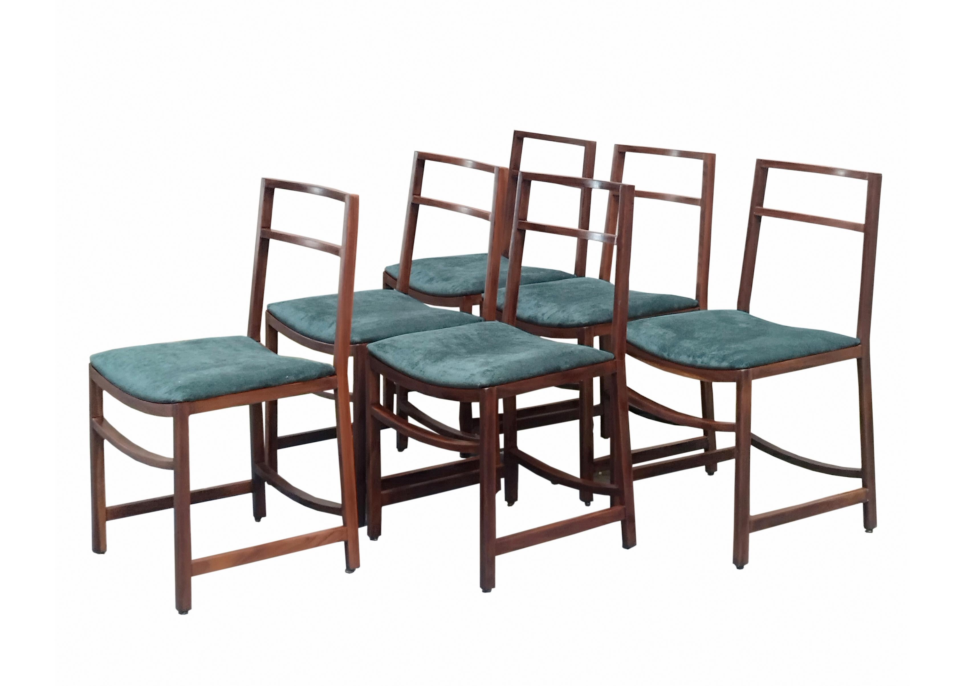 Sillas de madera y tela verde de Renato Venturi, que diseñó estas extraordinarias sillas para MIM Roma en la Italia de los años sesenta. Estas fantásticas sillas tienen un armazón de madera maciza y asientos de tela boucle de color marfil bellamente