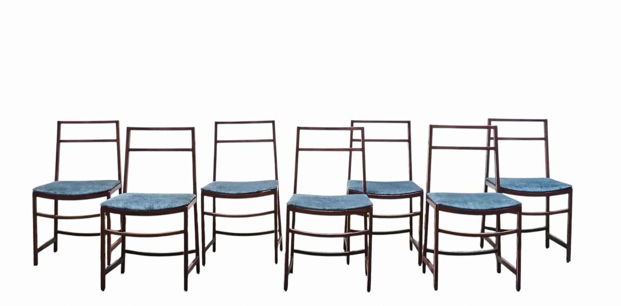 Sillas de madera y tejido boucle de Renato Venturi, que diseñó estas extraordinarias sillas para MIM Roma en la Italia de los años sesenta. Estas fantásticas sillas tienen un armazón de madera maciza y asientos de tela boucle de color marfil