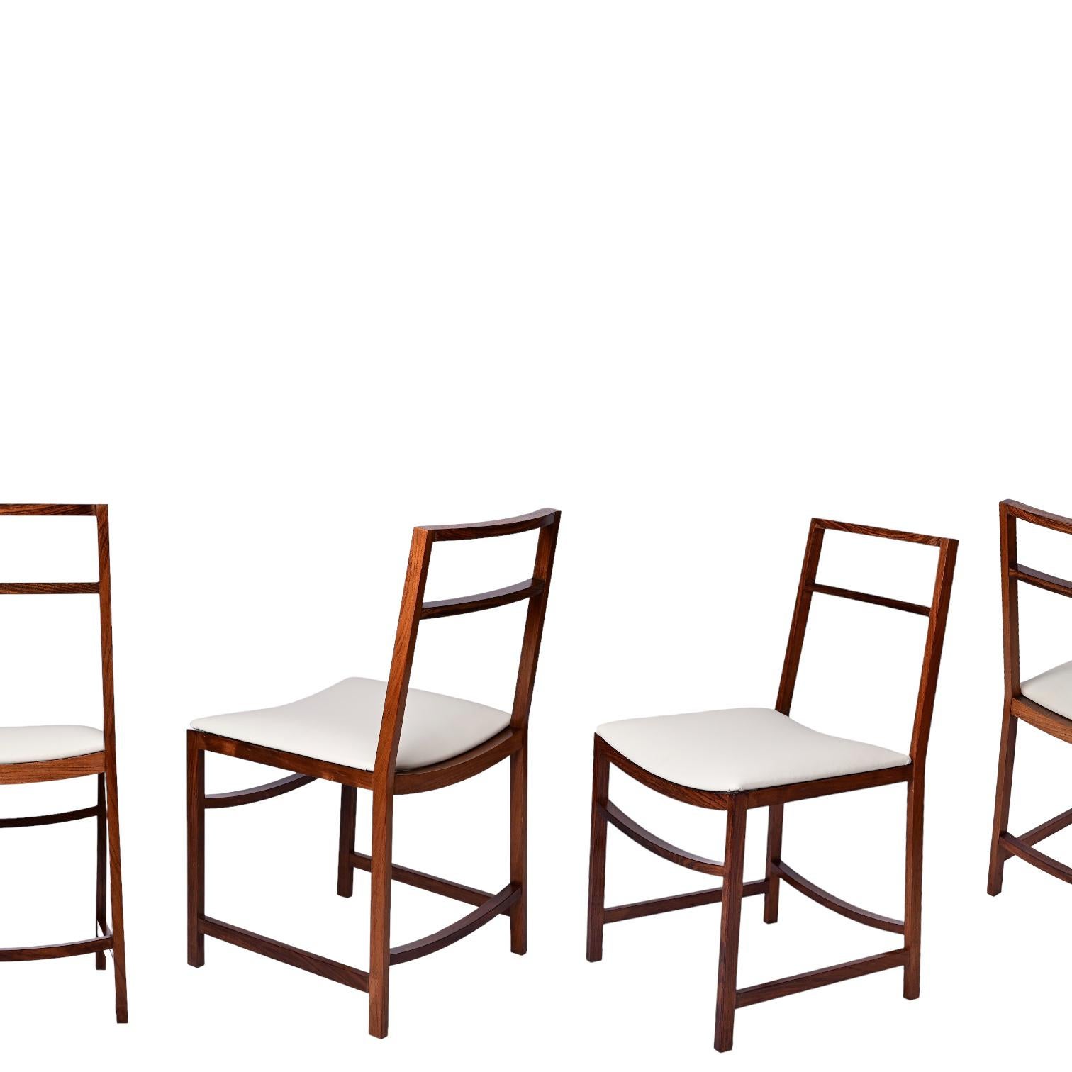 Chaises uniques en bois et en similicuir du milieu du siècle dernier. Renato Venturi a conçu ces étonnantes chaises pour le MIM Roma dans les années 1960 en Italie.

Ces chaises fantastiques sont dotées d'une structure en bois massif et de sièges