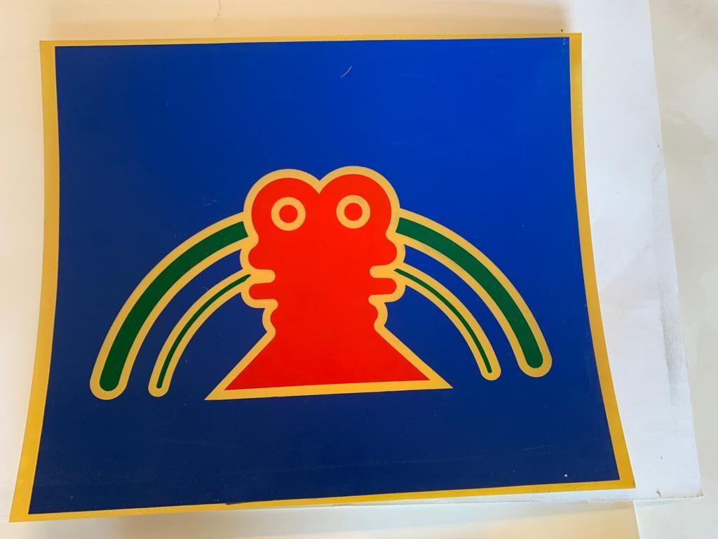 Collage di plastica su plastica di questo studio per multipli. L'opera raffigura un elemento antropomorfo e riflette appieno le caratteristiche di ironia, giocosità e positività comuni alle opere di Volpini. Presente anche il certificato di