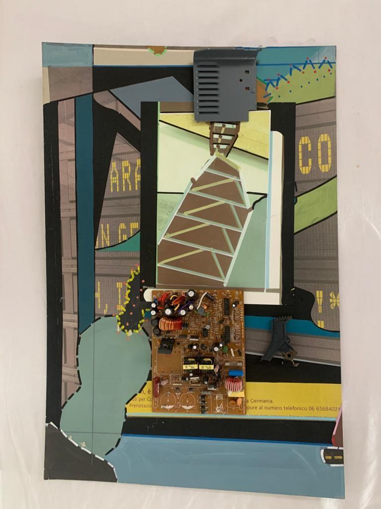 Gemischte Medienarbeit auf Tafel von Renato Volpini, 1970. Collage und Tempera mit Schaltkreisen. Aus dem Studio Volpini. Zertifizierung durch Paola Perusco, die Ehefrau von Volpini.
Ausführliche Informationen auf der Website der Volpini-Stiftung.