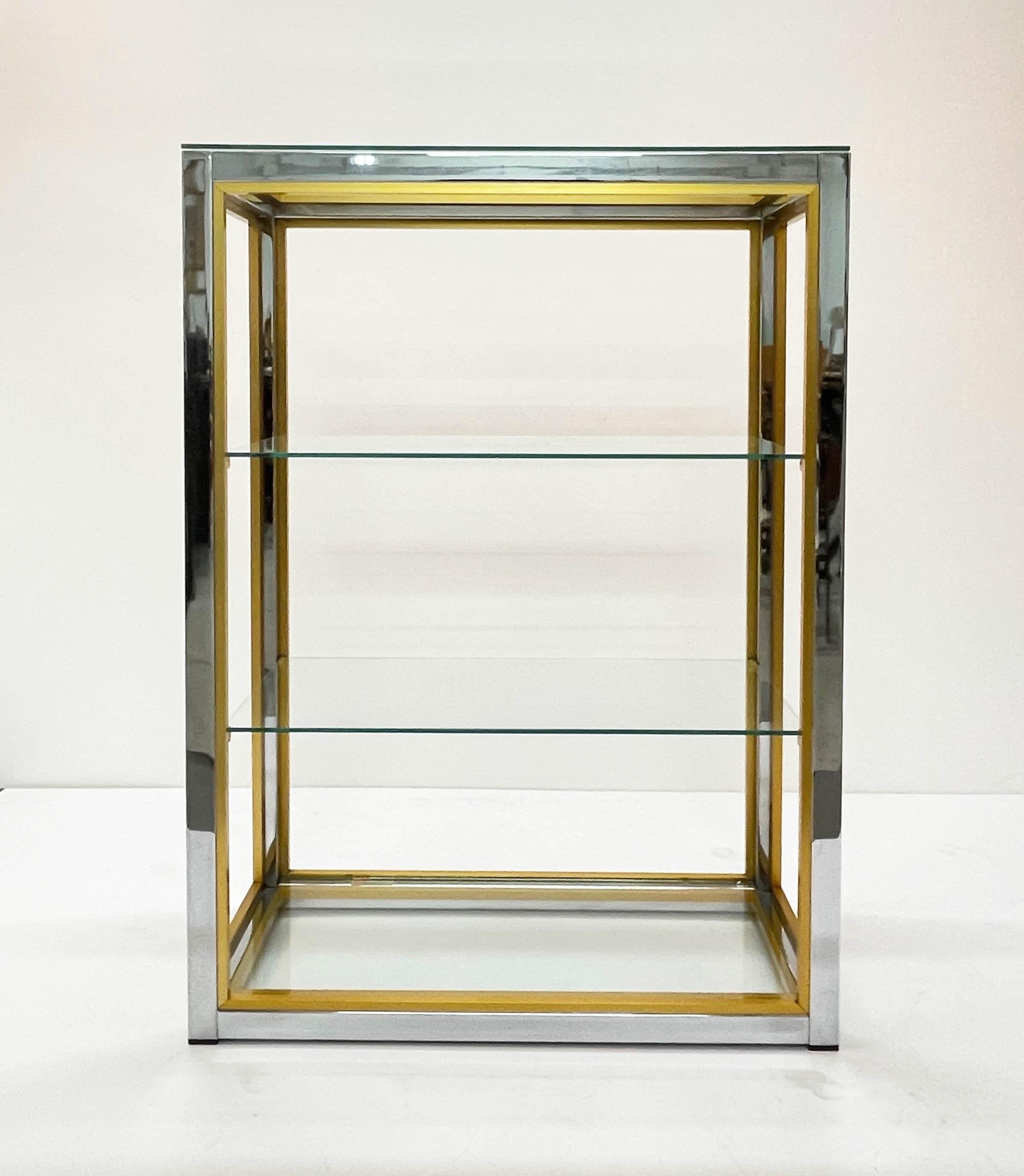 Incredible Hollywood Regency bookcase or etagere in anodized brass and chrome with four glass shelves.

This fantastic piece was designed and signed by Renato Zevi in ​​the 70s in Italy.

The exceptional materials will surprise you: the shelves rest