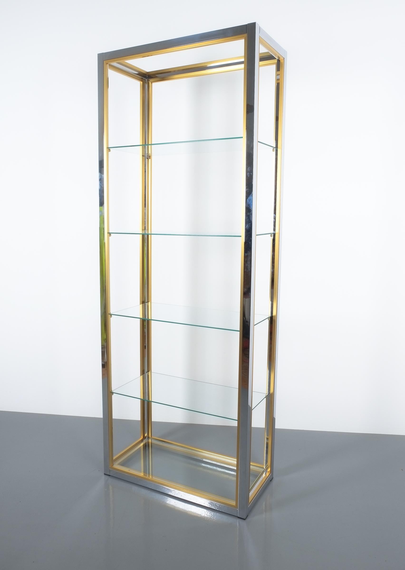 Renato Zevi étagères shelving shelf chrome and brass glass, Italy, circa 1970

Beautiful 6' 8 shelves by Renato Zevi, Italy, 1970. It comes with six clear glass tops supported by a chrome and brass frame. The condition is very good to excellent,