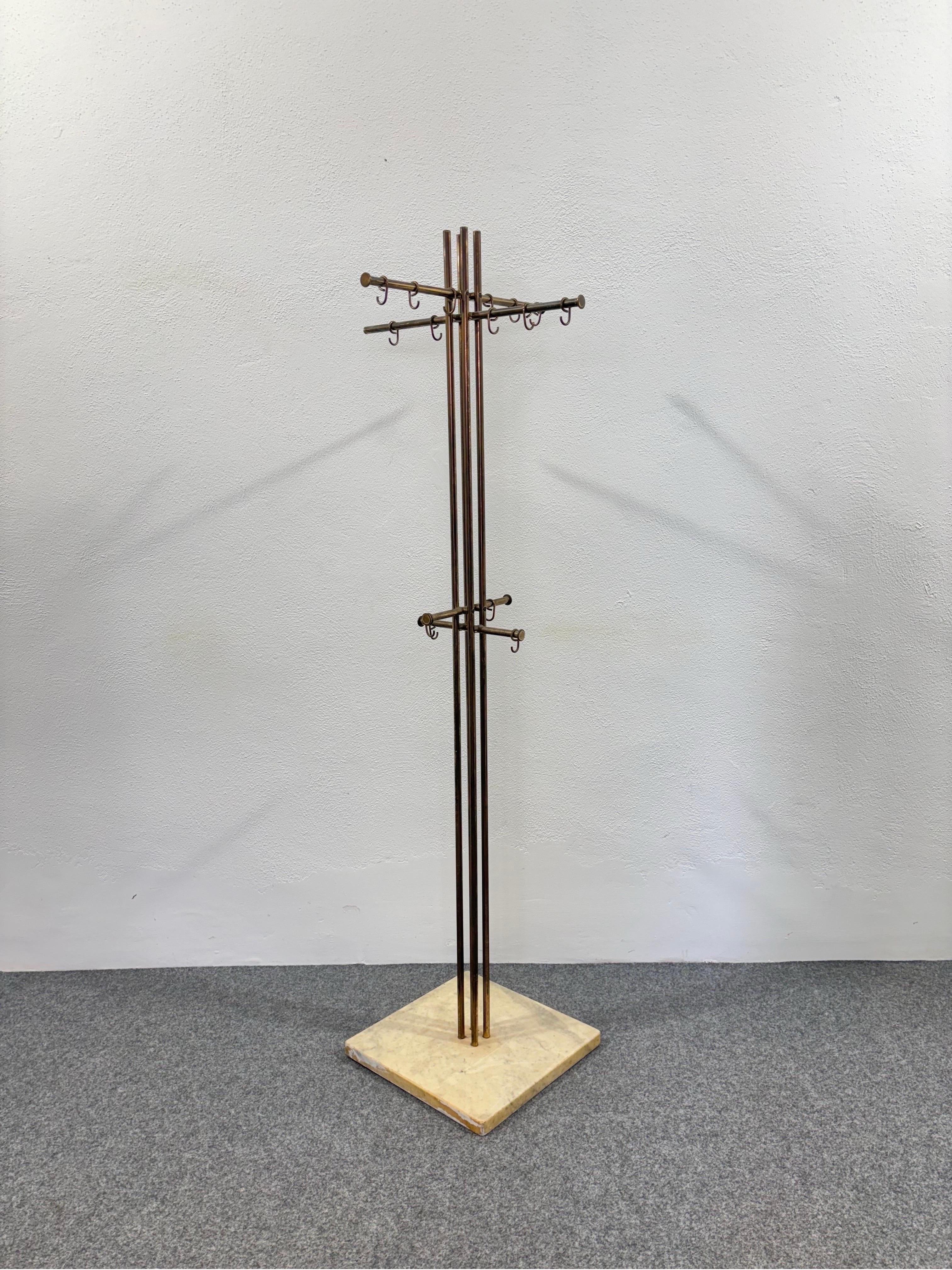 Renato Zevi Appendiabiti Marmo E Ottone Design Modernariato.

L'articolo è in ottime condizioni conservative, non vi è alcun difetto estetico o strutturale da segnalare. Solo lievi ed ovvi segni de tempo. Vi è l'assenza di un tappino di ottone e di