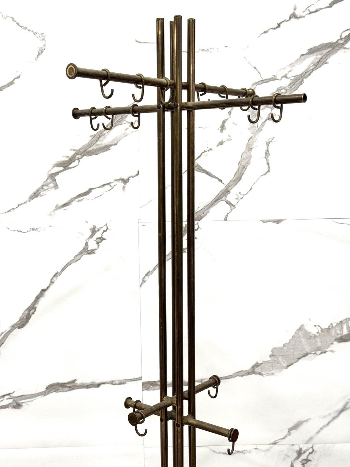 Renato Zevi Perchero Metalarte Mármol y Latón Diseño Moderno Regencia de Hollywood en venta