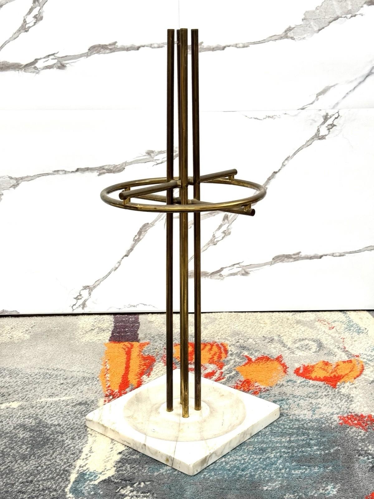Renato Zevi Regenschirmständer aus Marmor und Messing Modernes Design.

Der Artikel ist in sehr gutem Erhaltungszustand, es sind keine ästhetischen oder strukturellen Mängel zu verzeichnen. Nur leichte und offensichtliche Zeichen der Zeit. (Siehe