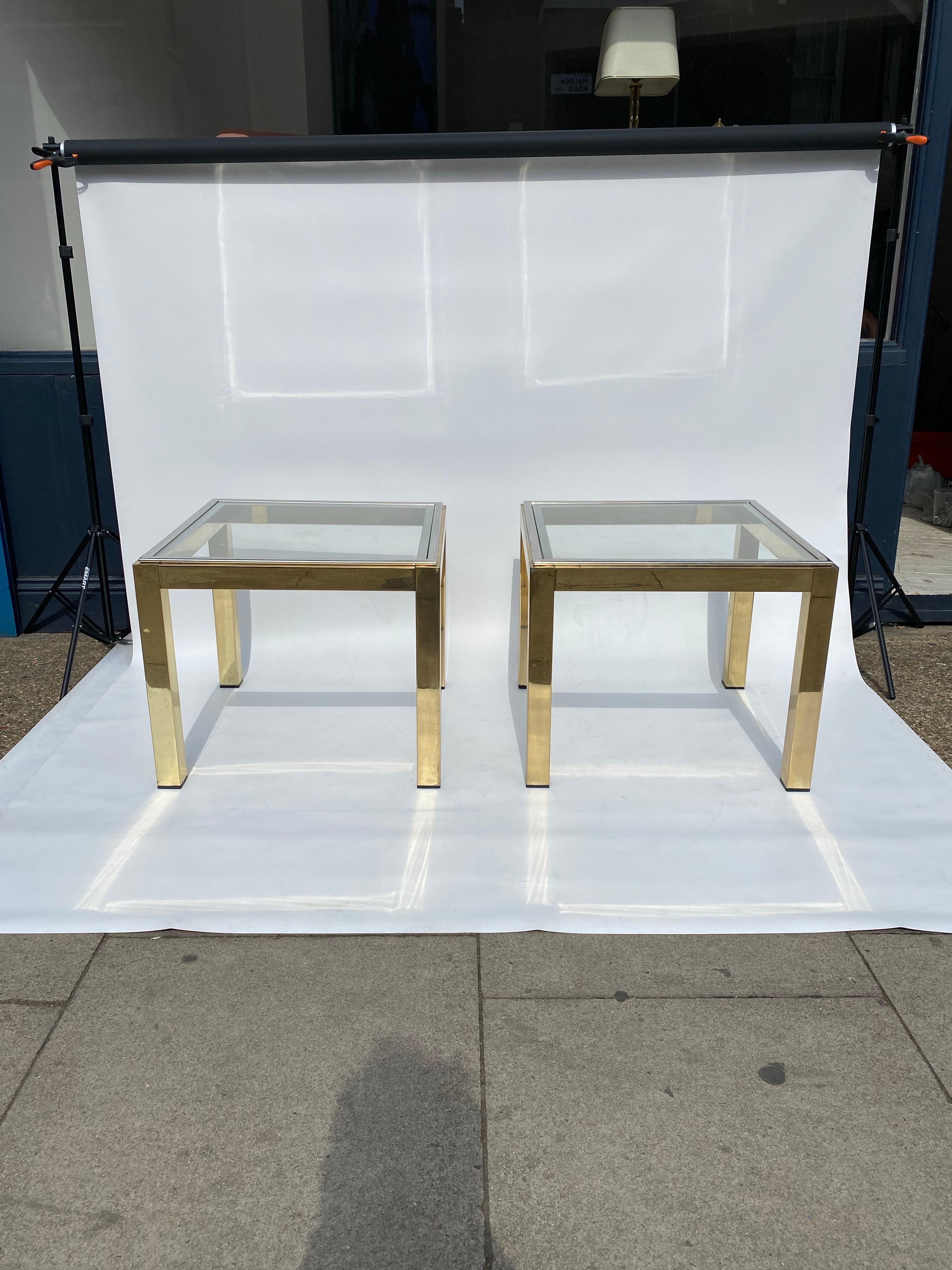 Simple paire de tables d'appoint avec un cadre lourd plaqué laiton avec une garniture supérieure cadre chromé qui entoure le dessus en verre, un meuble élégant et pratique qui serait parfait dans n'importe quel salon flanquer un canapé, ou même