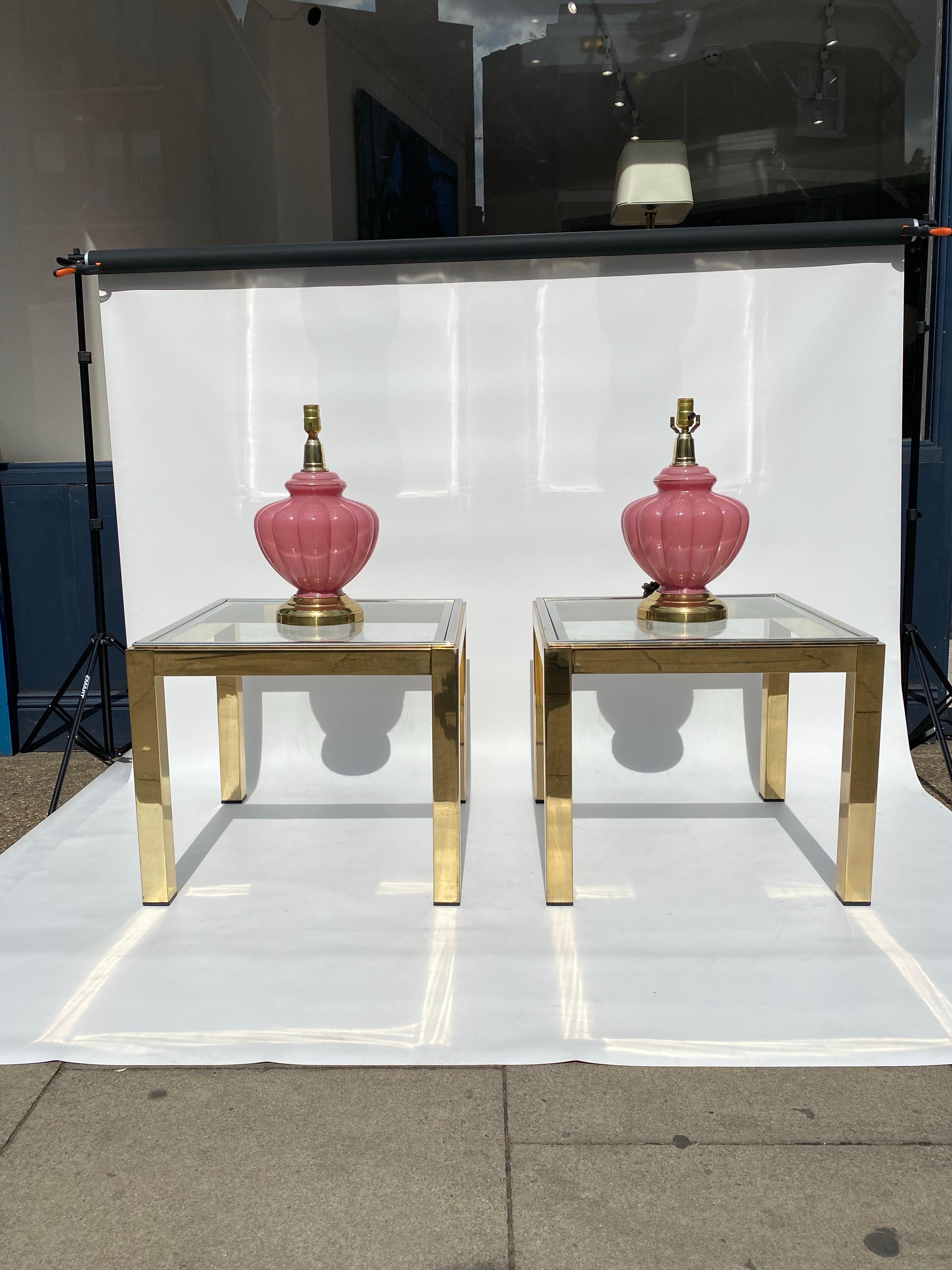 italien Renato Zevi Paire de tables d'appoint en laiton, verre et chrome Hollywood Regency canapé années 1970 en vente