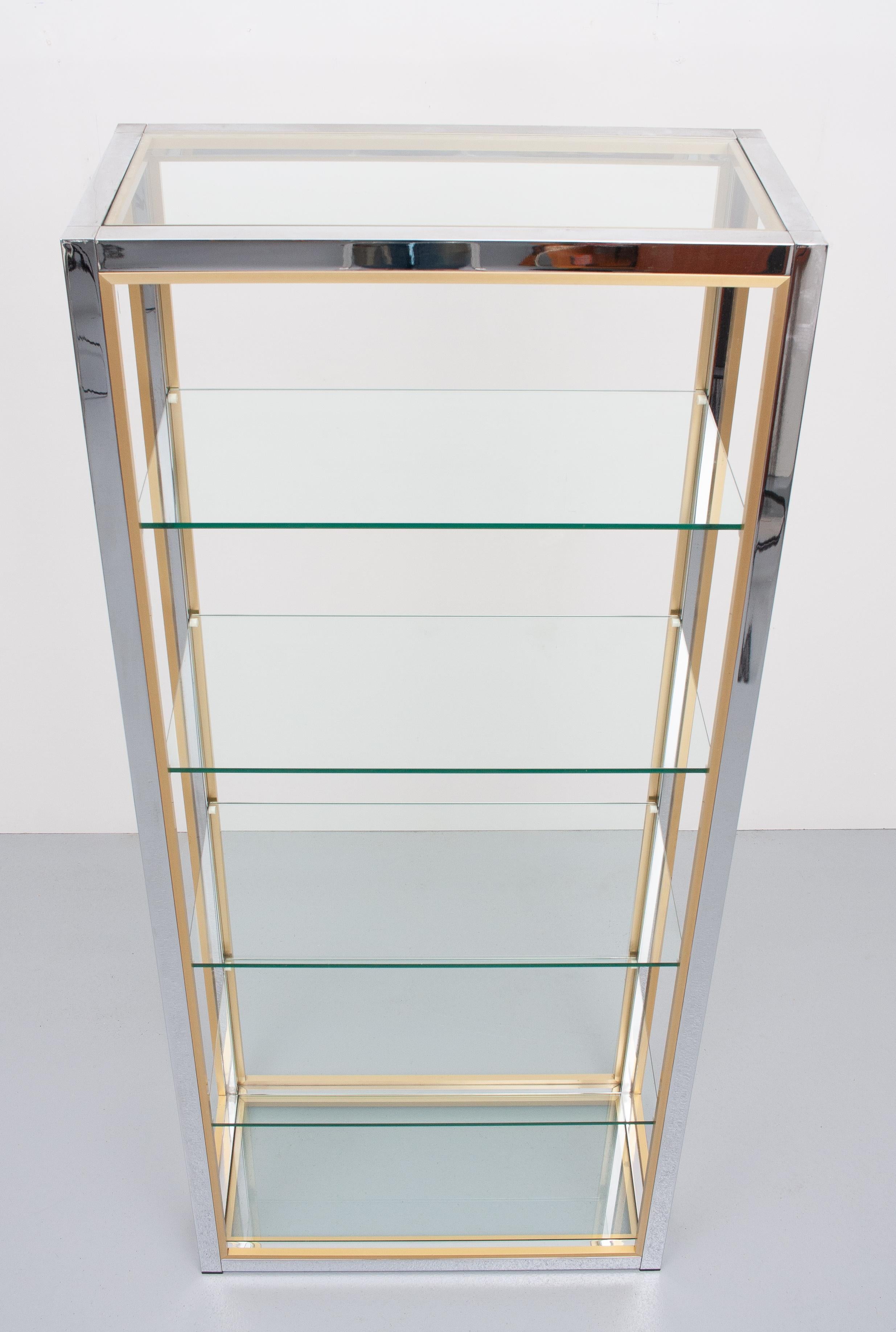 Love this display cabinet. Design by Renato Zevi, Italy, 1970s Chrome base with contrasting brass
lining. Comes complete with the 6 original cut glass shelves. Hollywood Regency style. Very good condition.