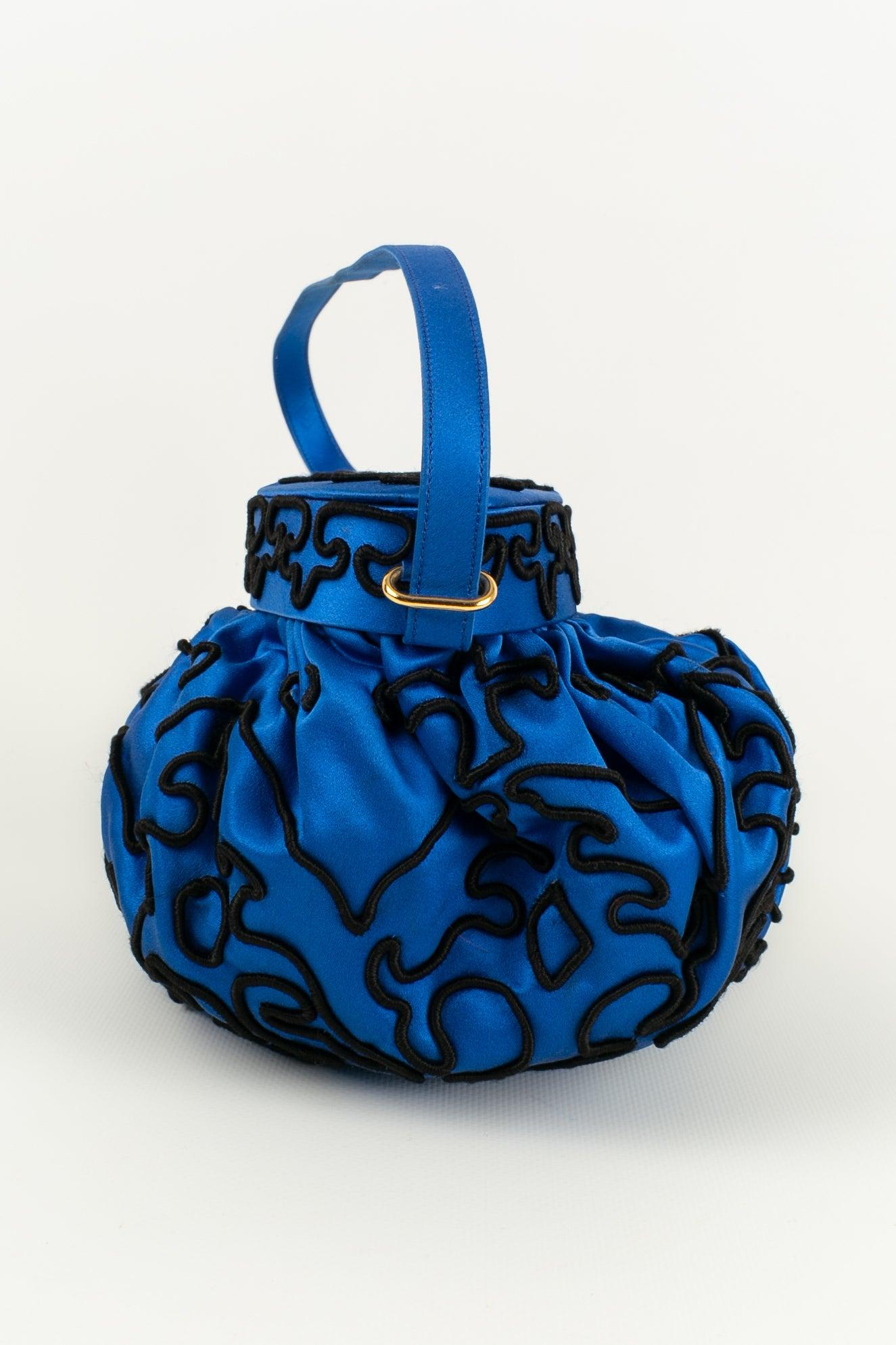 Renaud Pellegrino - (Made in France) Blue silk bag with black trimmings.

Additional information: 
Dimensions: Length: 24 cm, Height: 13 cm, Depth: 16 cm, Handle: 46 cm
Condition: Very good condition
Seller Ref number: S233