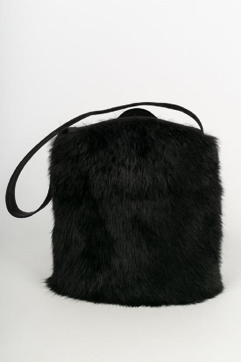 Renaud Pellegrino Satin and Black Rabbit Fur Evening Bag In Good Condition For Sale In SAINT-OUEN-SUR-SEINE, FR