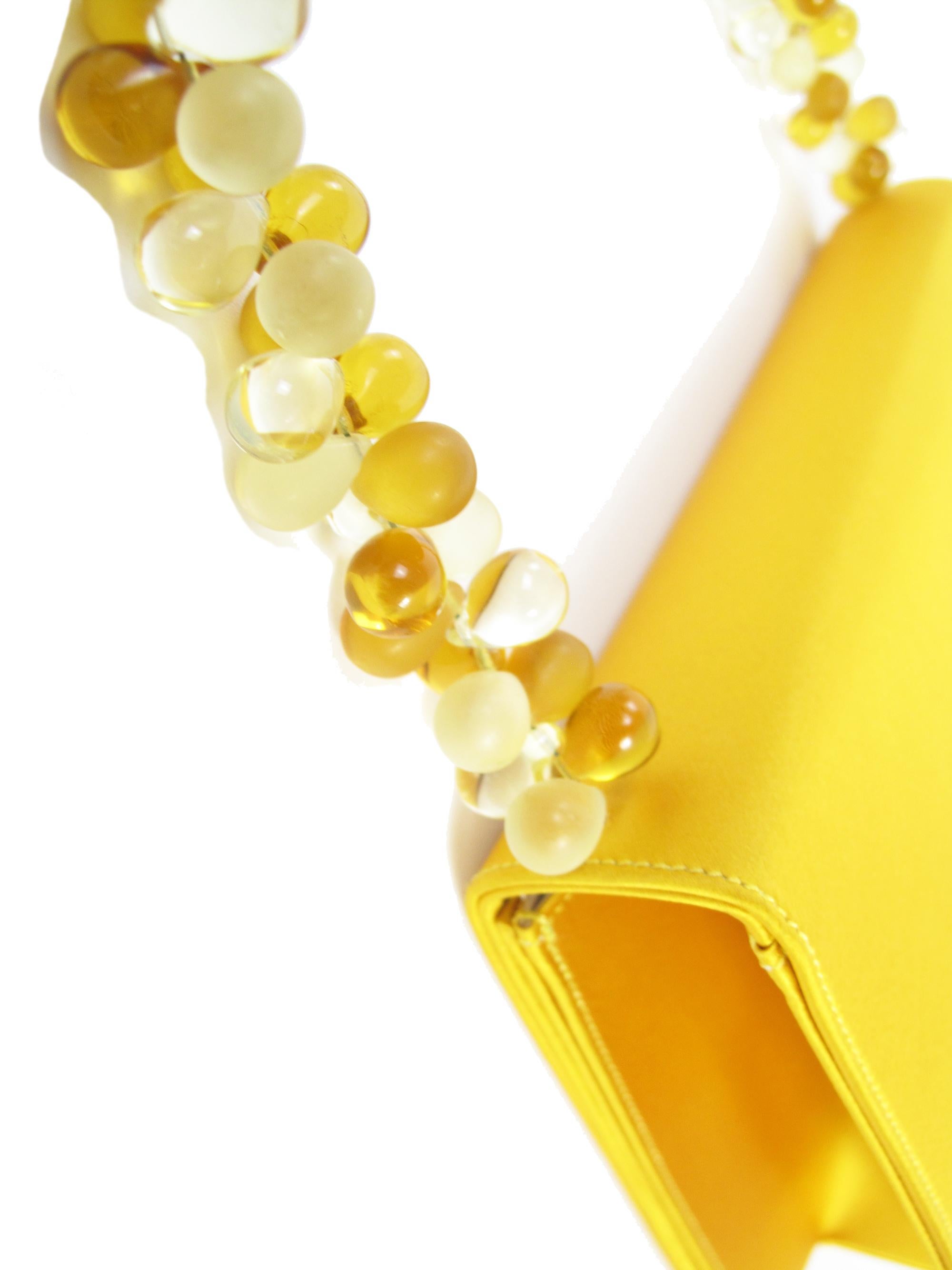 Jaune Renaud Pellegrino - Sac à rabat en satin jaune avec poignée en perles en vente