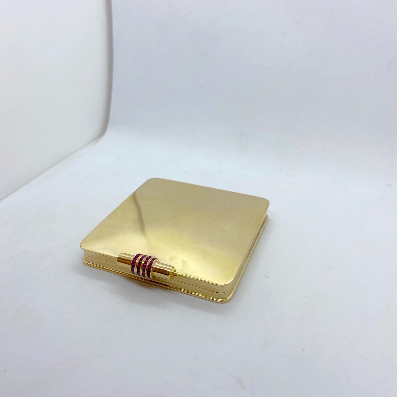 Taille carrée Coffret compact en or jaune 18 carats et rubis de Rene His, circa 1940 en vente