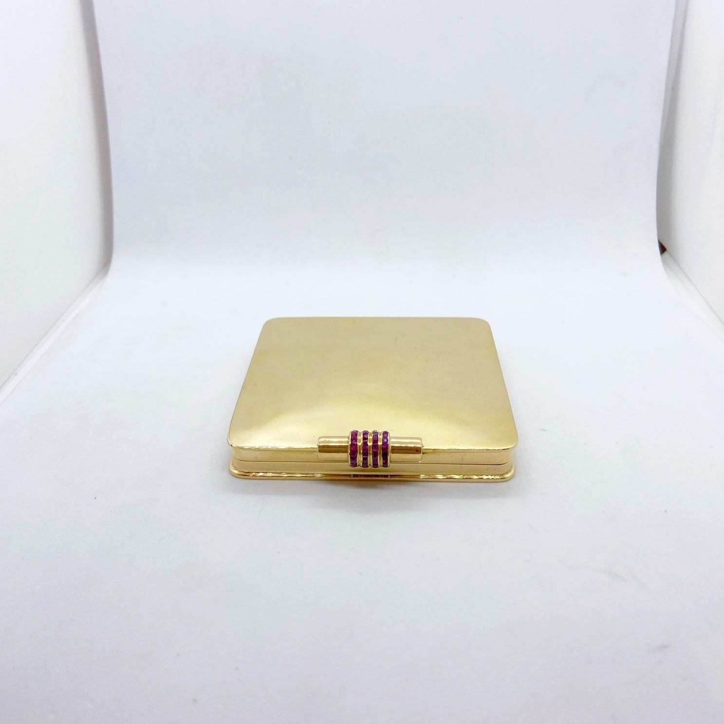 Coffret compact en or jaune 18 carats et rubis de Rene His, circa 1940 Excellent état - En vente à New York, NY
