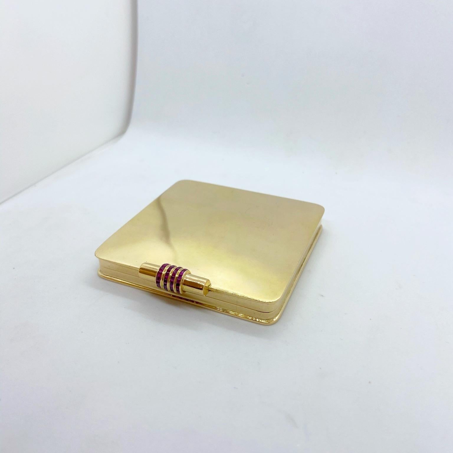 Coffret compact en or jaune 18 carats et rubis de Rene His, circa 1940 Unisexe en vente