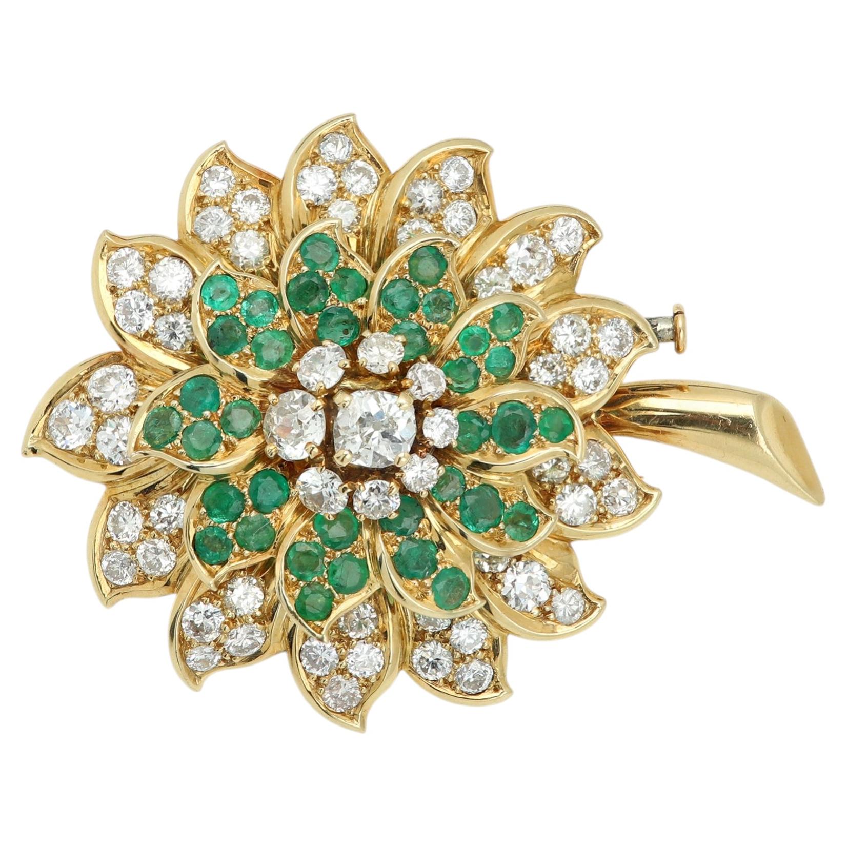 Broche René Boivin : émeraude verte et diamants taille ancienne, broche vintage en forme de fleur en or 18 carats