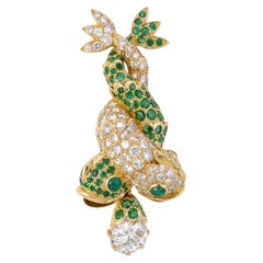 Broche de esmeralda con diamantes "Dos delfines" de René Boivin, circa 1955