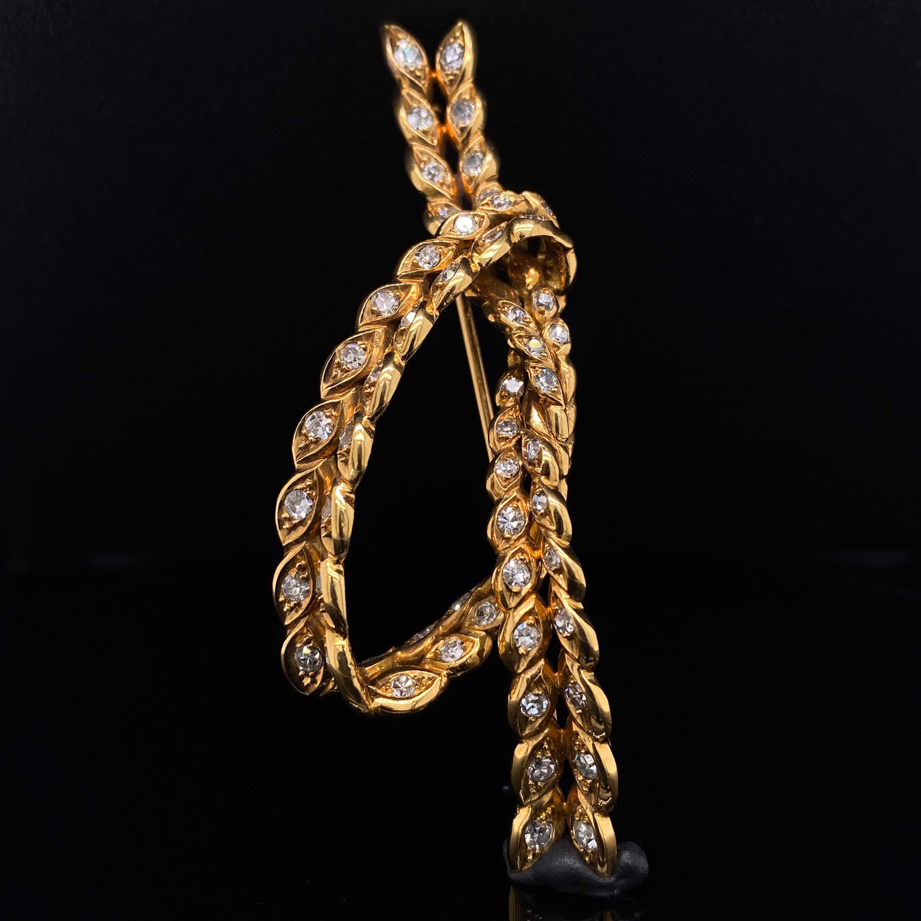 René Boivin diamond set knot design 18 karat yellow gold brooch circa 1950.

A statement diamond set knot design brooch from Boivin, the jewellery house founded in 1890 and most famous for its bold creations of the 1930’s and 40’s. 

This brooch's
