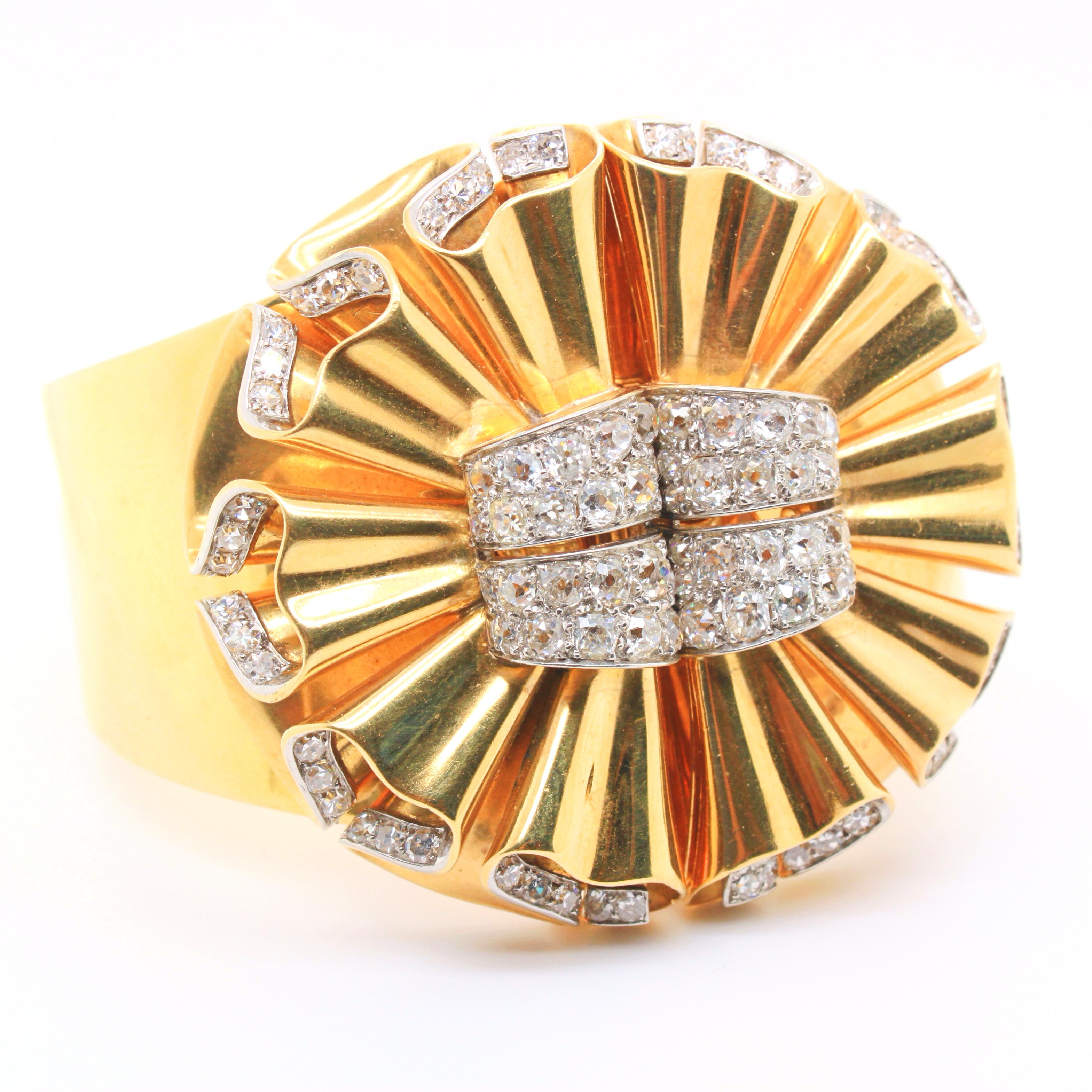 Un bangle très polyvalent à double clip en diamant et or jaune par René Boivin, vers les années 1940. Il est en or 18k et en platine et comporte deux clips en or et en diamants taille ancienne sur le dessus. Les clips peuvent également être portés