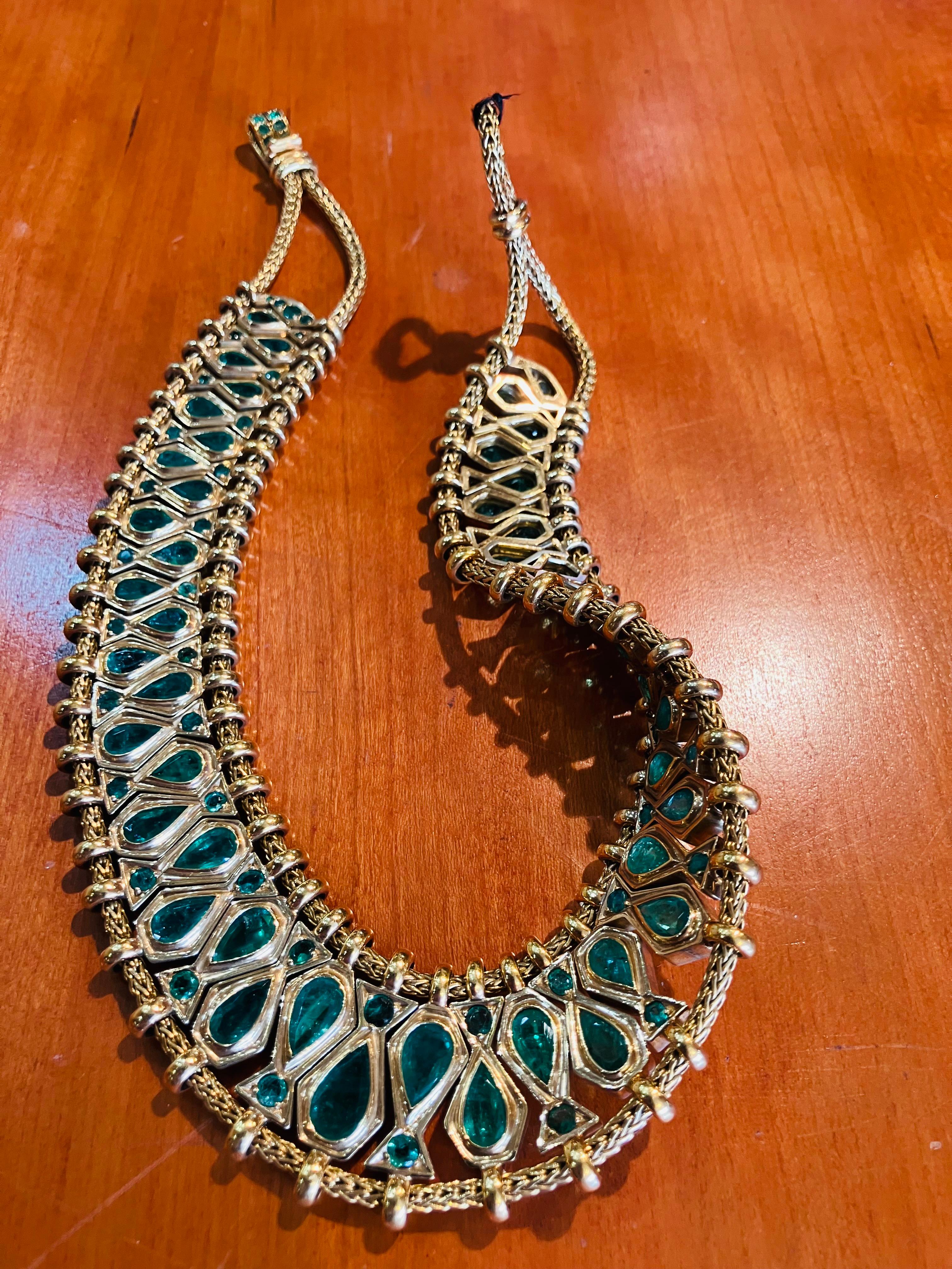 Magnifique collier d'émeraudes colombiennes et d'or René Boivin, unique en son genre. Design/One d'inspiration indienne avec certification de René Boivin