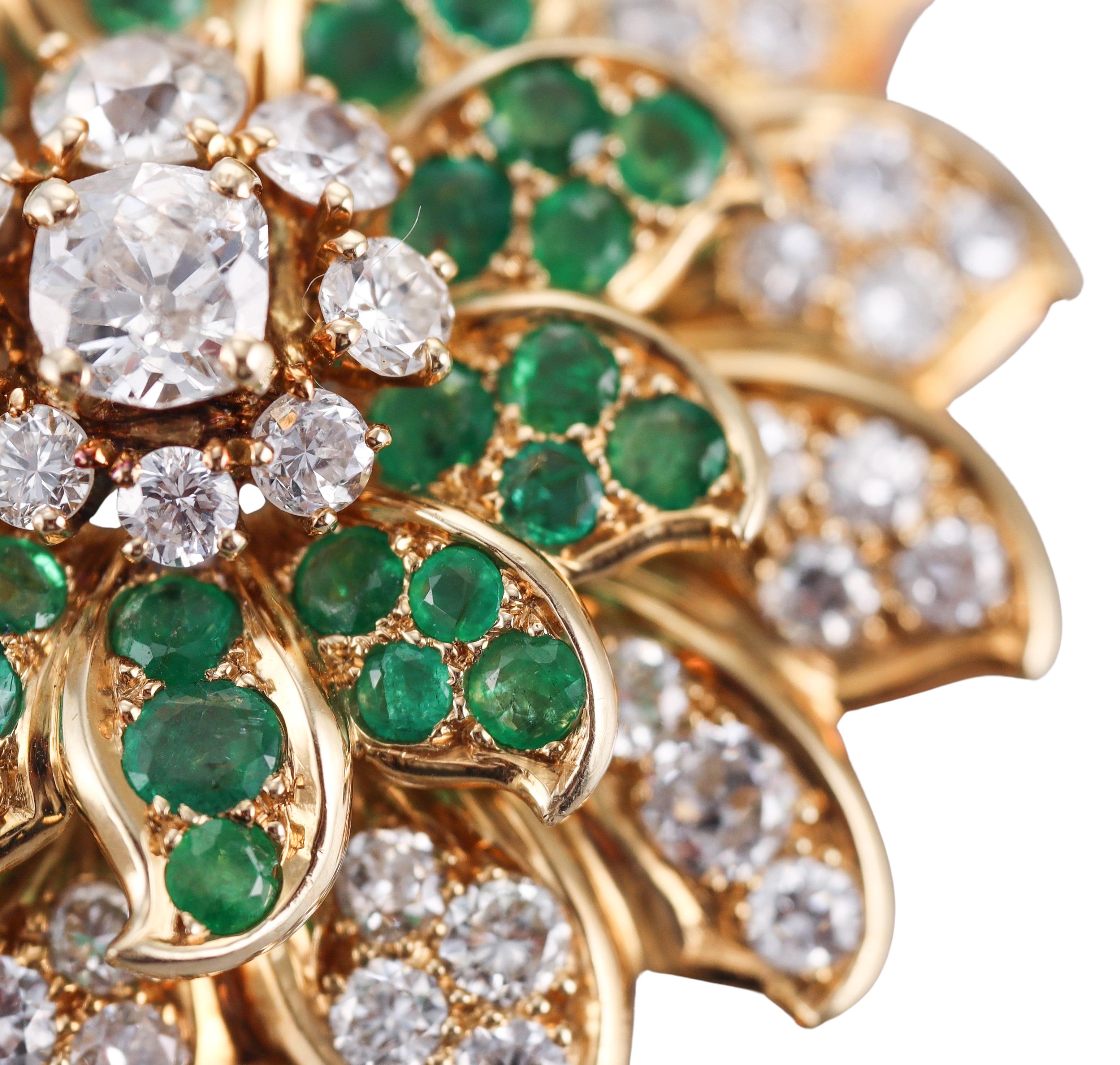 Round Cut René Boivin Emerald Diamond Yellow Gold Flower Brooch For Sale