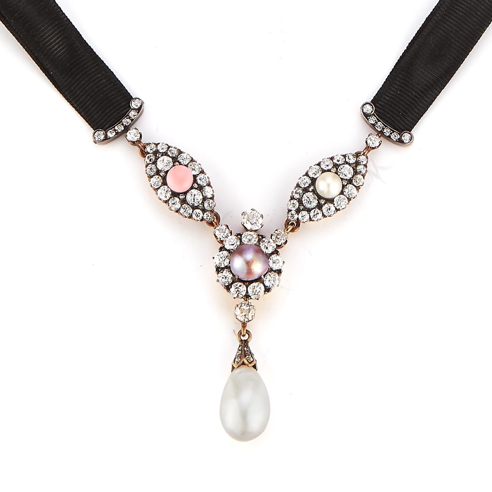 Nachlassschmuck kuratiert von Parulina- Rene Boivin Natürliche Perlenkette.
Dieses schöne Stück ist um eine wunderschöne 14mmx9,7mm große Naturperle mit ca. 6ct Diamant an einer 22 Zoll langen schwarzen Samtkette zentriert.

Metall: 18K