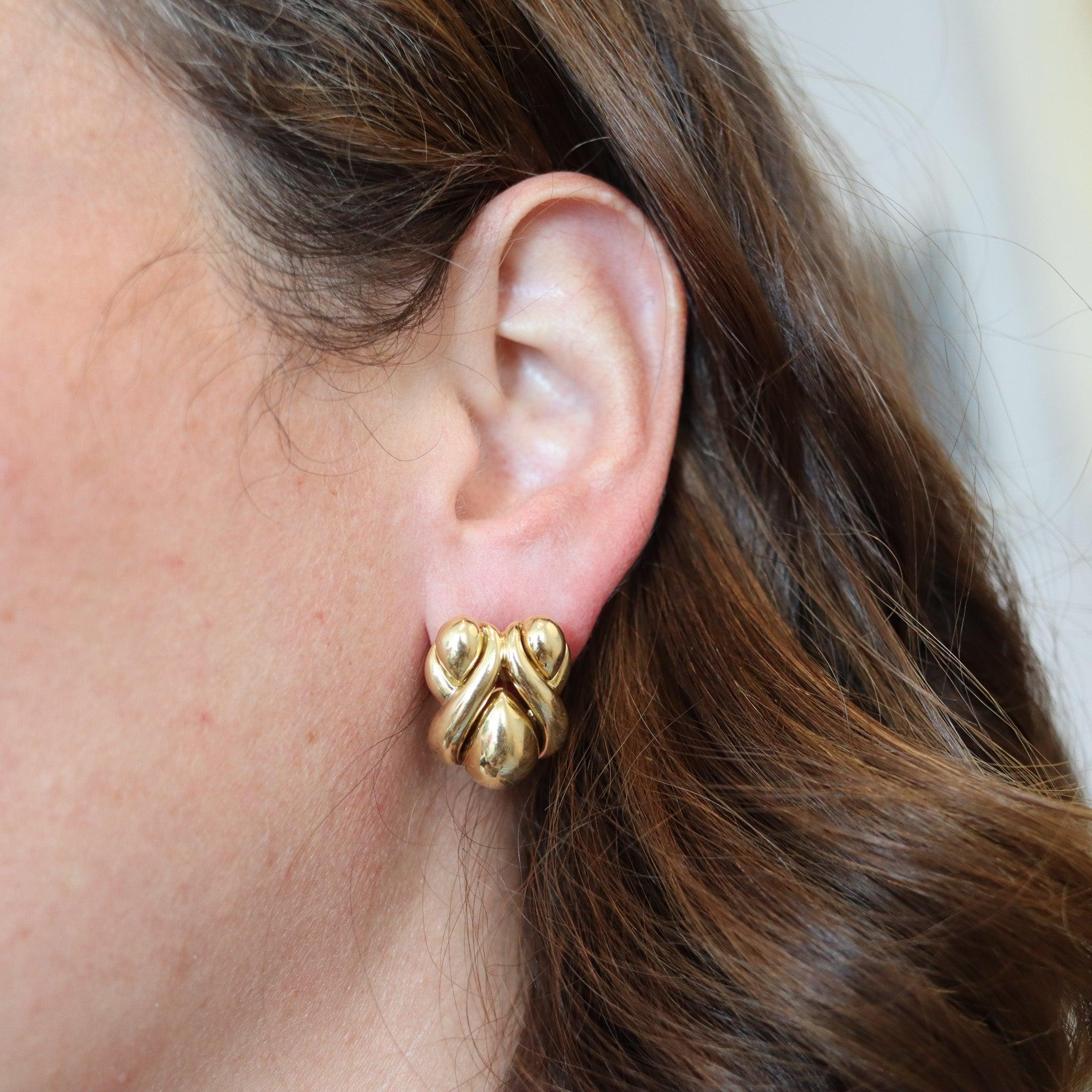 Boucles d'oreilles à clips conçues par René Boivin.

Magnifique paire de boucles d'oreilles, créée à Paris en France par la maison de joaillerie René Boivin, dans les années 1970. Ils ont été façonnés en trois dimensions avec des formes bulbeuses