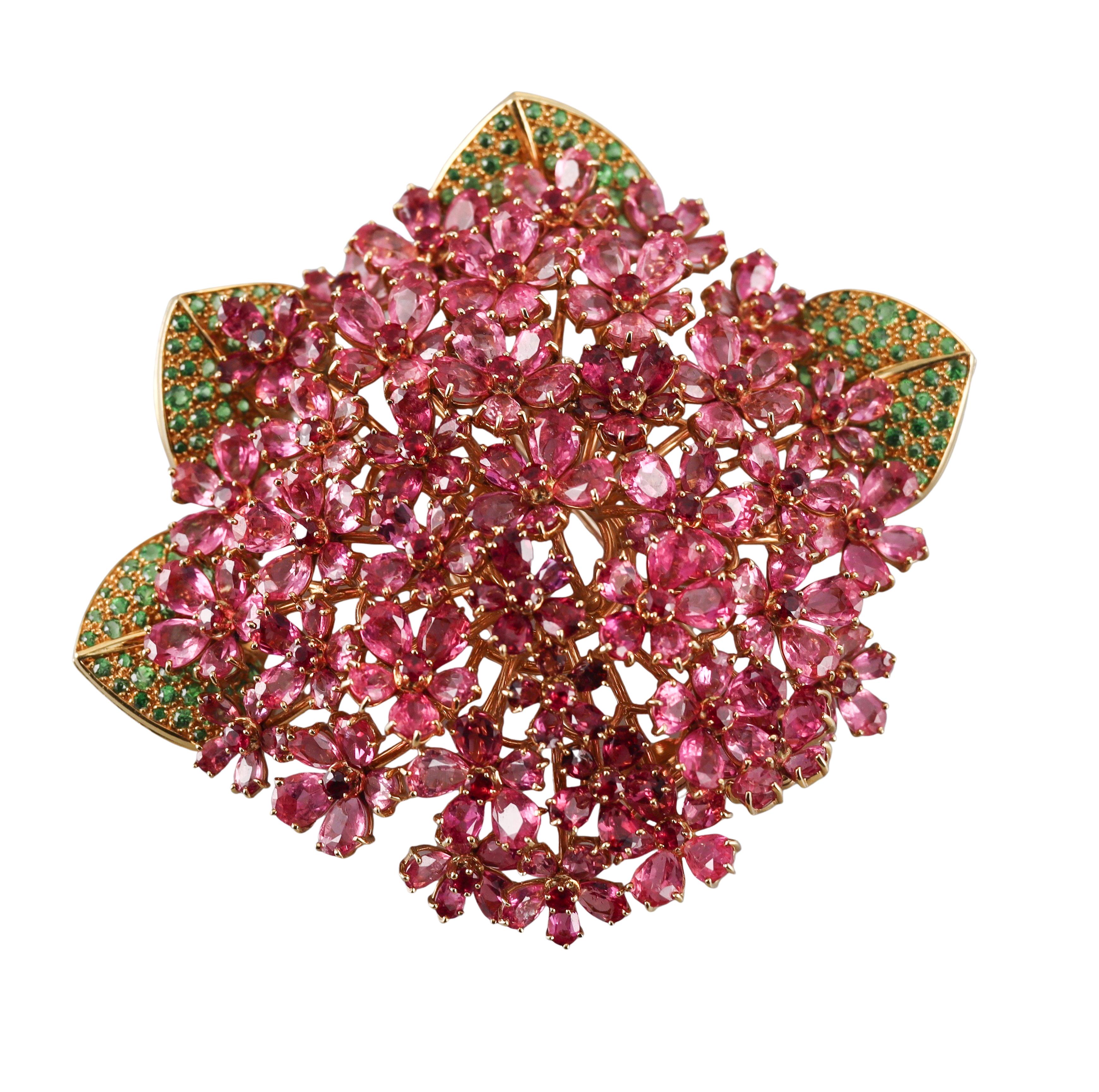 Taglio rotondo René Boivin Zaffiro Rosa Tsavorite Granato Rubino Oro Spilla a Fiore Grande in vendita