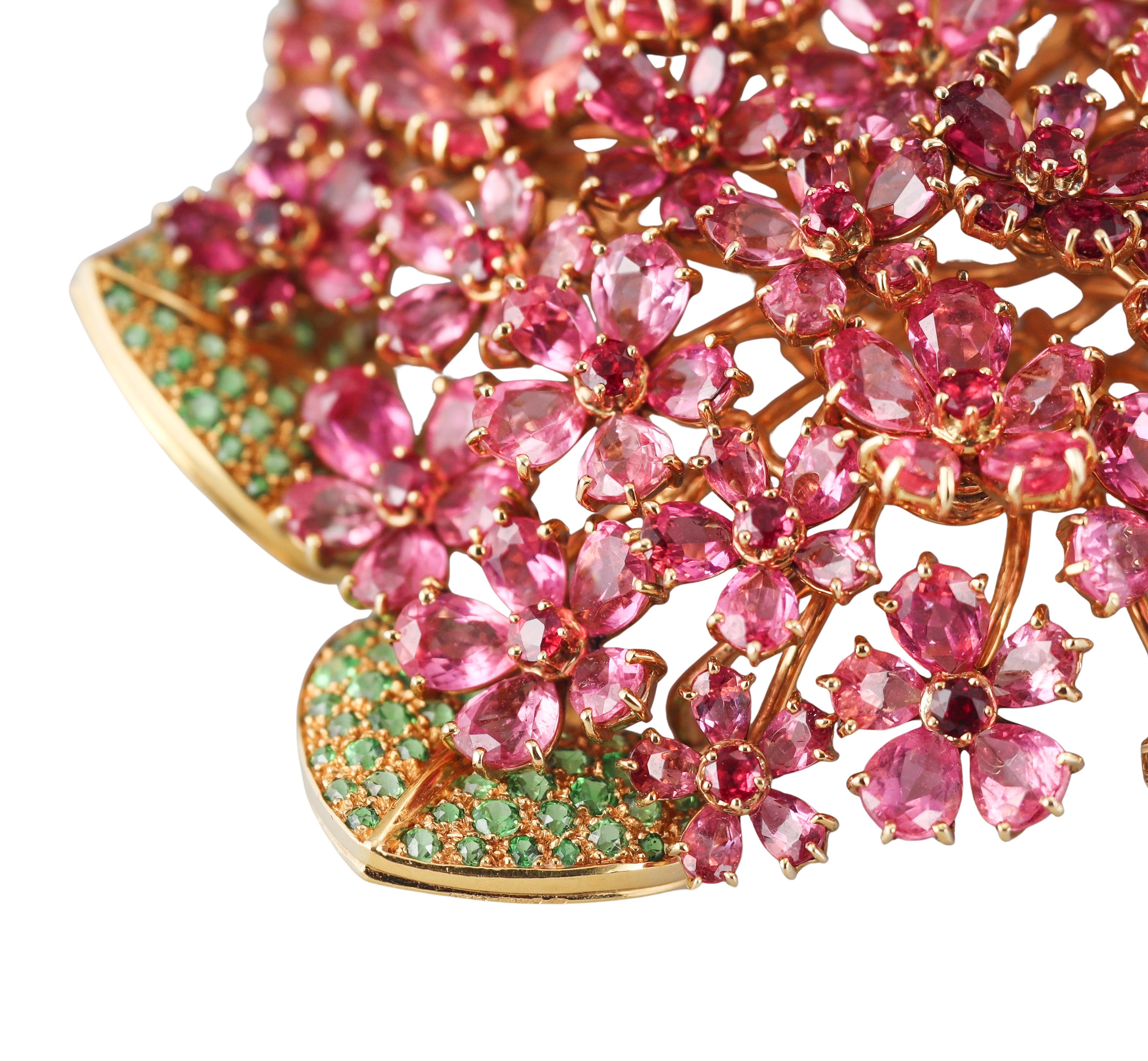 René Boivin Zaffiro Rosa Tsavorite Granato Rubino Oro Spilla a Fiore Grande In condizioni ottime in vendita a New York, NY