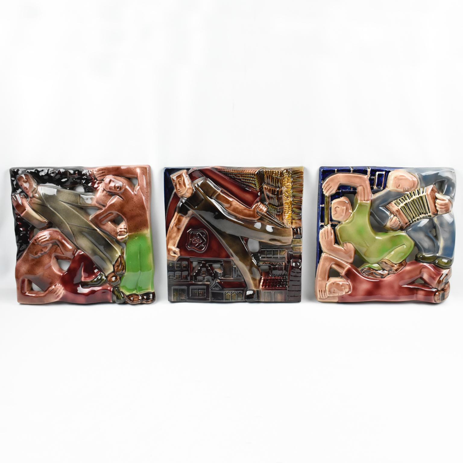 Ces étonnantes plaques ou carreaux muraux en céramique figurative de style cubiste de René Boschmans pour Coceram représentent des scènes industrielles, de travail et de sport. Le trio d'œuvres d'art présente un design cubiste sur une céramique