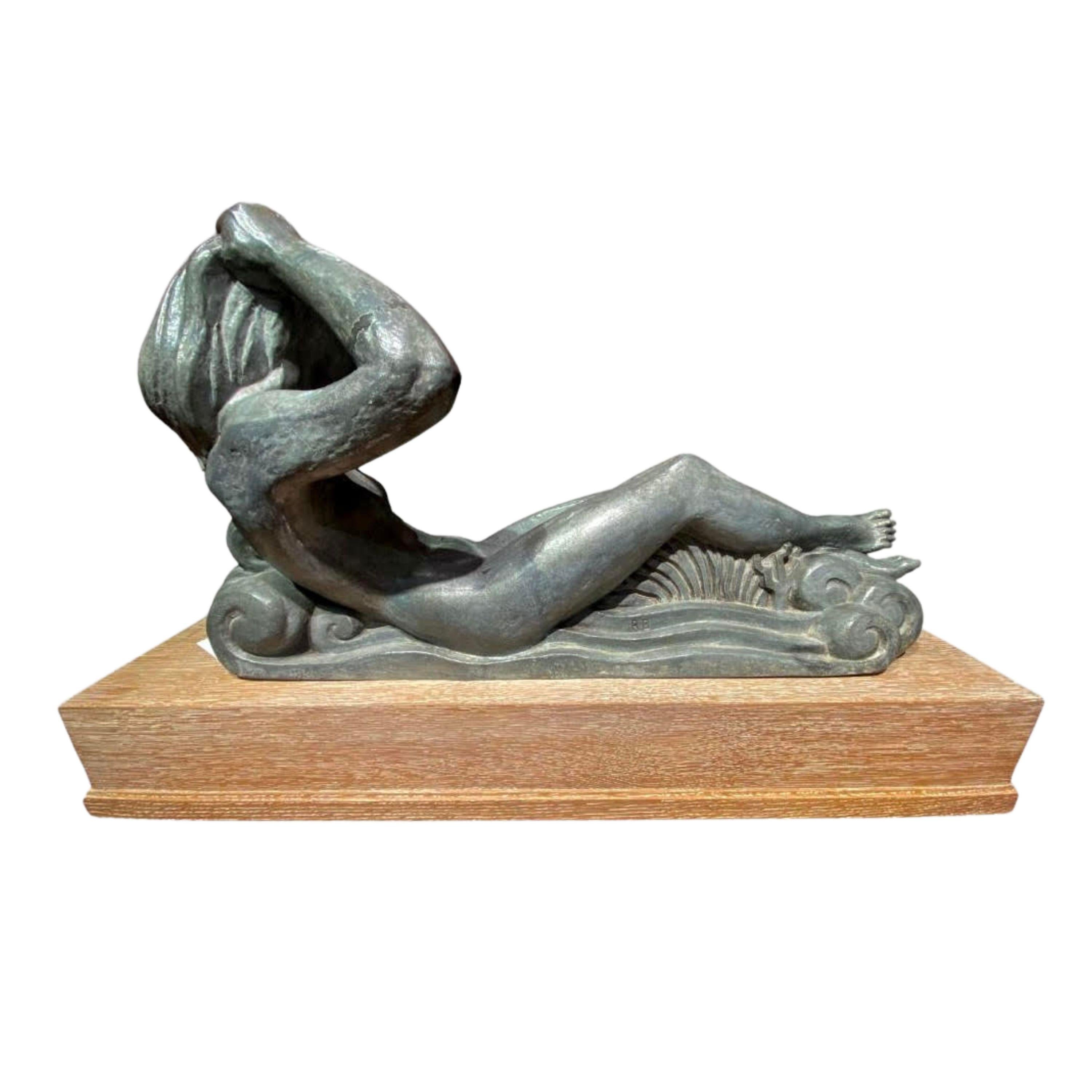 Este artículo presenta una llamativa estatua de René Buthaud, destacado escultor francés conocido por su dominio de la forma y el material. Firmada y de 70 cm de longitud, esta pieza ejemplifica la capacidad de Buthaud para combinar elegancia y