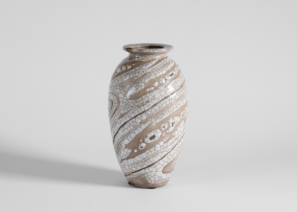 Un vase classique en forme d'urne avec une glaçure tourbillonnante en peau de serpent. Reste de la signature sur le dessous.

René Buthaud, formé aux beaux-arts à l'École des Beaux-Arts (et lauréat du Prix de Rome), a été encouragé dans son