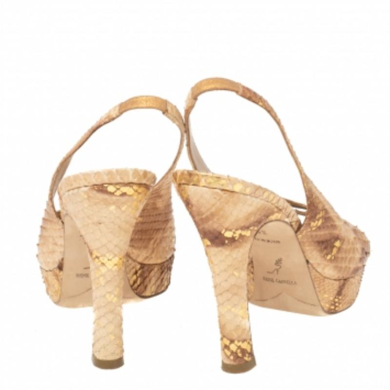René Caovilla Sandalias con plataforma entrecruzada de pitón beige talla 38 en venta 2