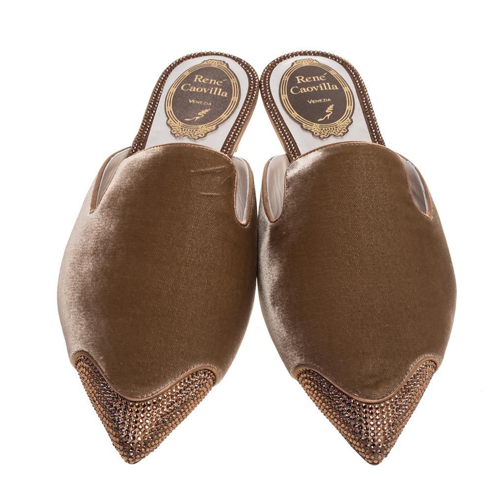 Leave your audience spellbound with this pair of René Caovilla flat mules. These velvet mules have been styled with perfection just so a diva like you can flaunt them. Beige in color, the pair has been designed with pointed toes and open backs,