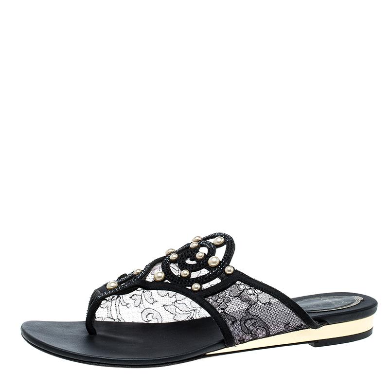 A perfect pair of shoe for the summers and for your vacations, these easy to wear Rene Caovilla flat sandals is comfortable and elegant at the same time. Constructed in black lace, mesh and satin front, these are further made special with crystals