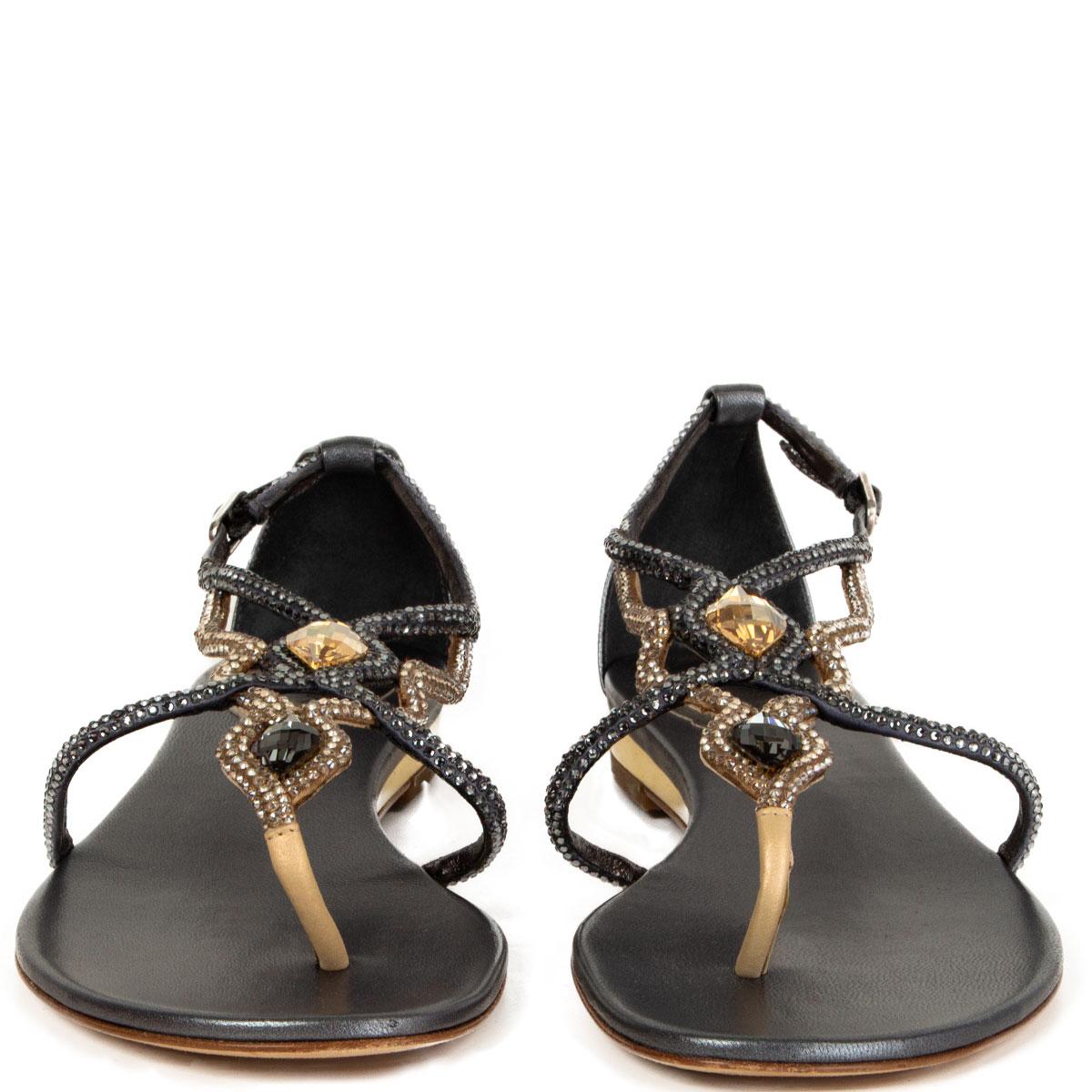 100% autentico René Caovilla, ballerine infradito impreziosite da strass in pelle di vitello grigio metallizzato e champagne. Si chiude con una fibbia laterale. Nuovo di zecca. Viene fornito con sacchetto antipolvere. 

Misure
Dimensione