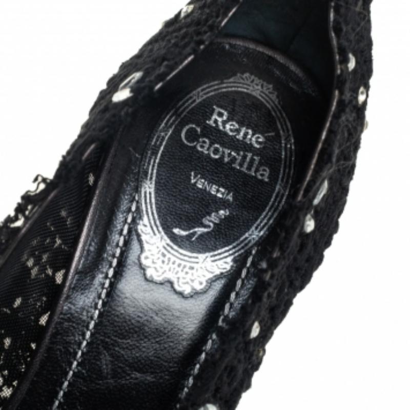 René Caovilla Black Lace And Canvas Crystal Embellished Pumps Size 40 In Good Condition For Sale In Dubai, Al Qouz 2