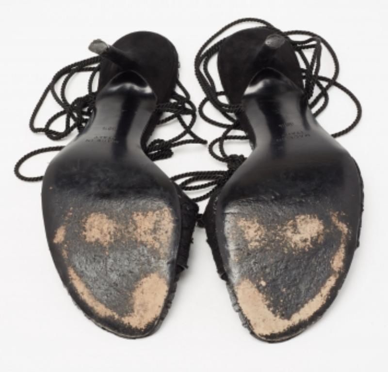René Caovilla Sandalias de ante negro y encaje con adorno de lazo en el tobillo talla 38,5 en venta 3