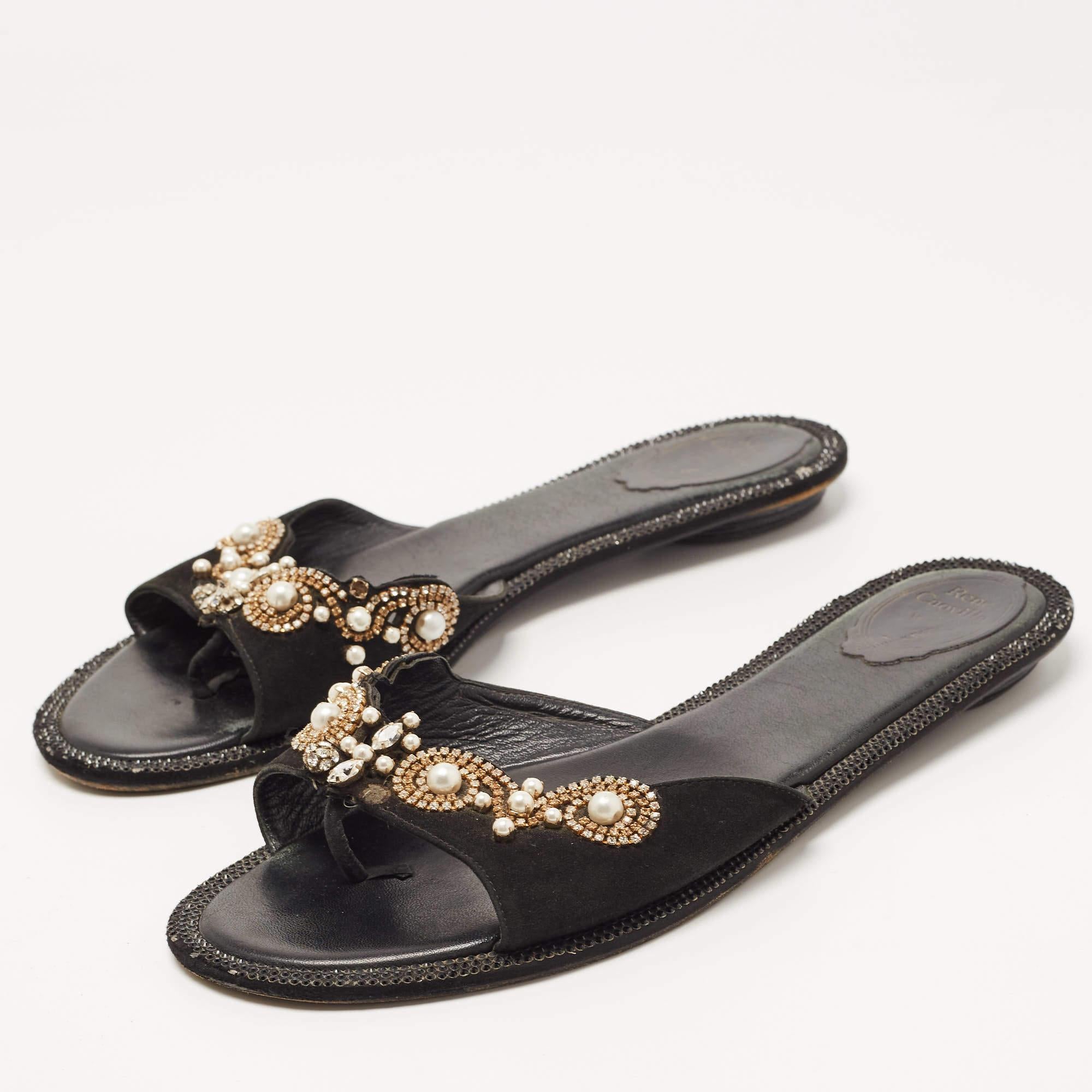 Queste diapositive René Caovilla esprimono grazia e charme in ogni dettaglio. Realizzate in pelle scamosciata, sono splendidamente decorate con cristalli e sono dotate di una calzata slip on.