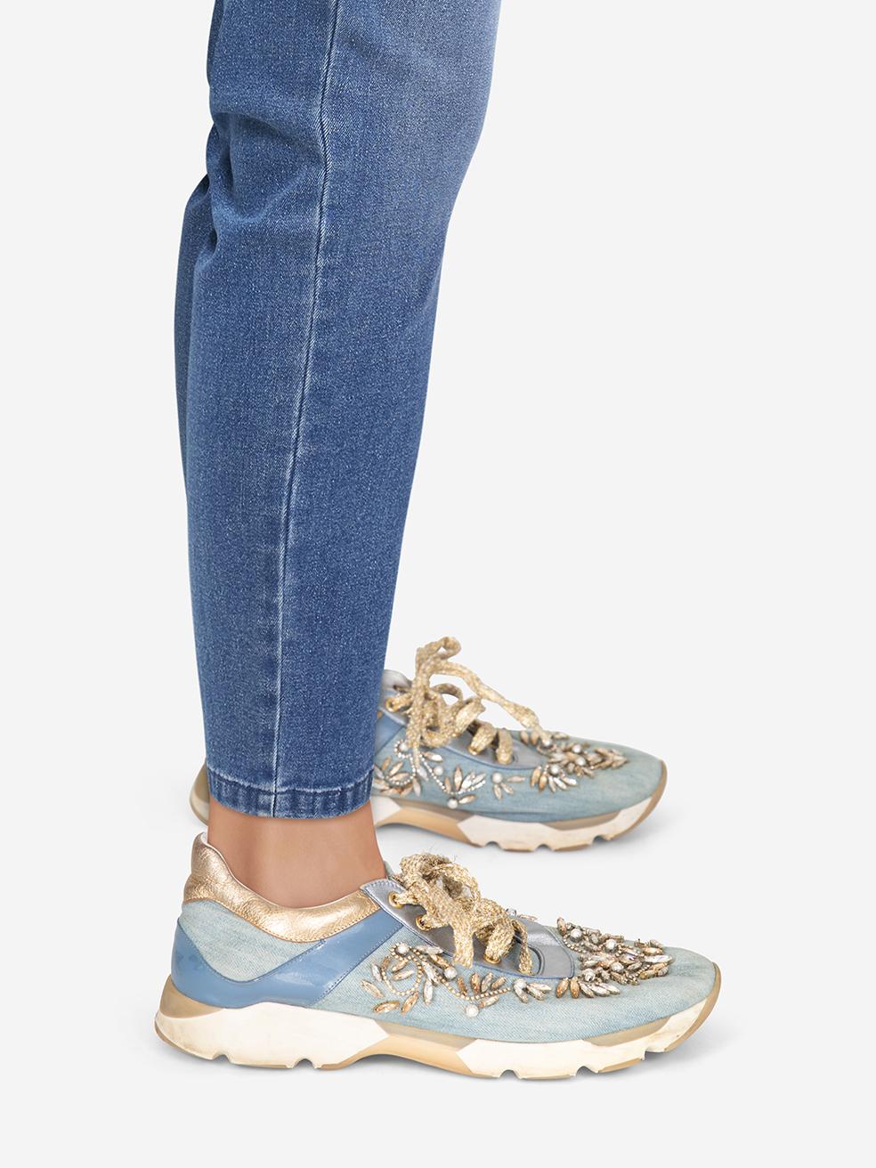 L'ÉTAT est très bon. L'usure des baskets est minime. Usure minime du bord de la semelle sur les deux chaussures, de la boîte à orteils sur les deux chaussures et de la droite où il y a une décoloration. Plucks à la trame de la dentelle de la