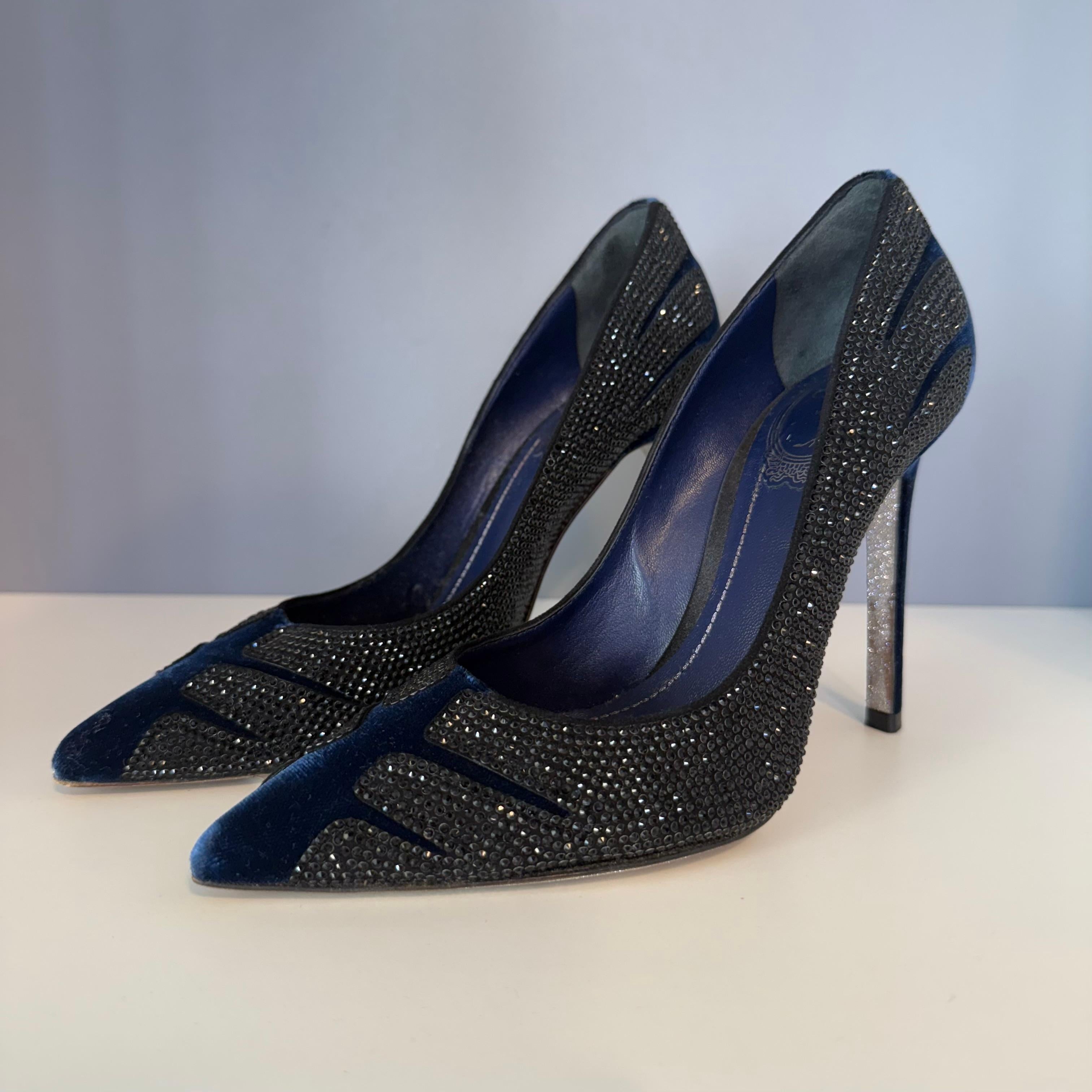 Un décolleté bello e chic di René Caovilla
Velluto
Colore blu notte
Strass neri
Altezza tacco cm 10,5 (4,13 pollici)  
Questo modello è disponibile anche in colore rosso, stessa taglia, chiedi informazioni
Spedizione espressa in tutto il mondo