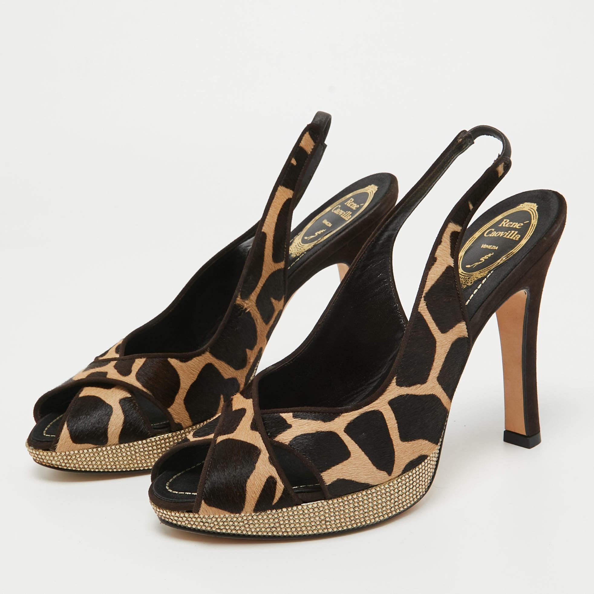These sandals will frame your feet in an elegant manner. Crafted from quality materials, they display a classy design and comfortable insoles.
