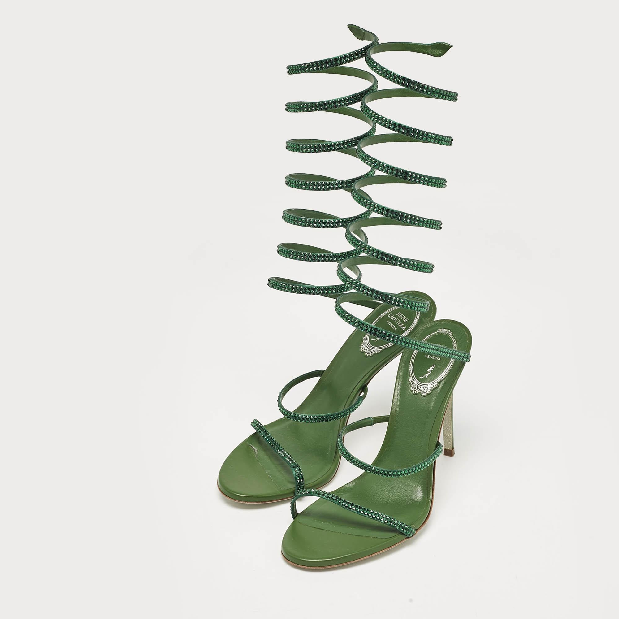 De una belleza impresionante  estas sandalias Cleo de René Caovilla te encantarán por su estilo y diseño Glamurosas en tono verde  se han confeccionado en piel y se han estilizado con espirales  Tirantes adornados con cristales que parecen una