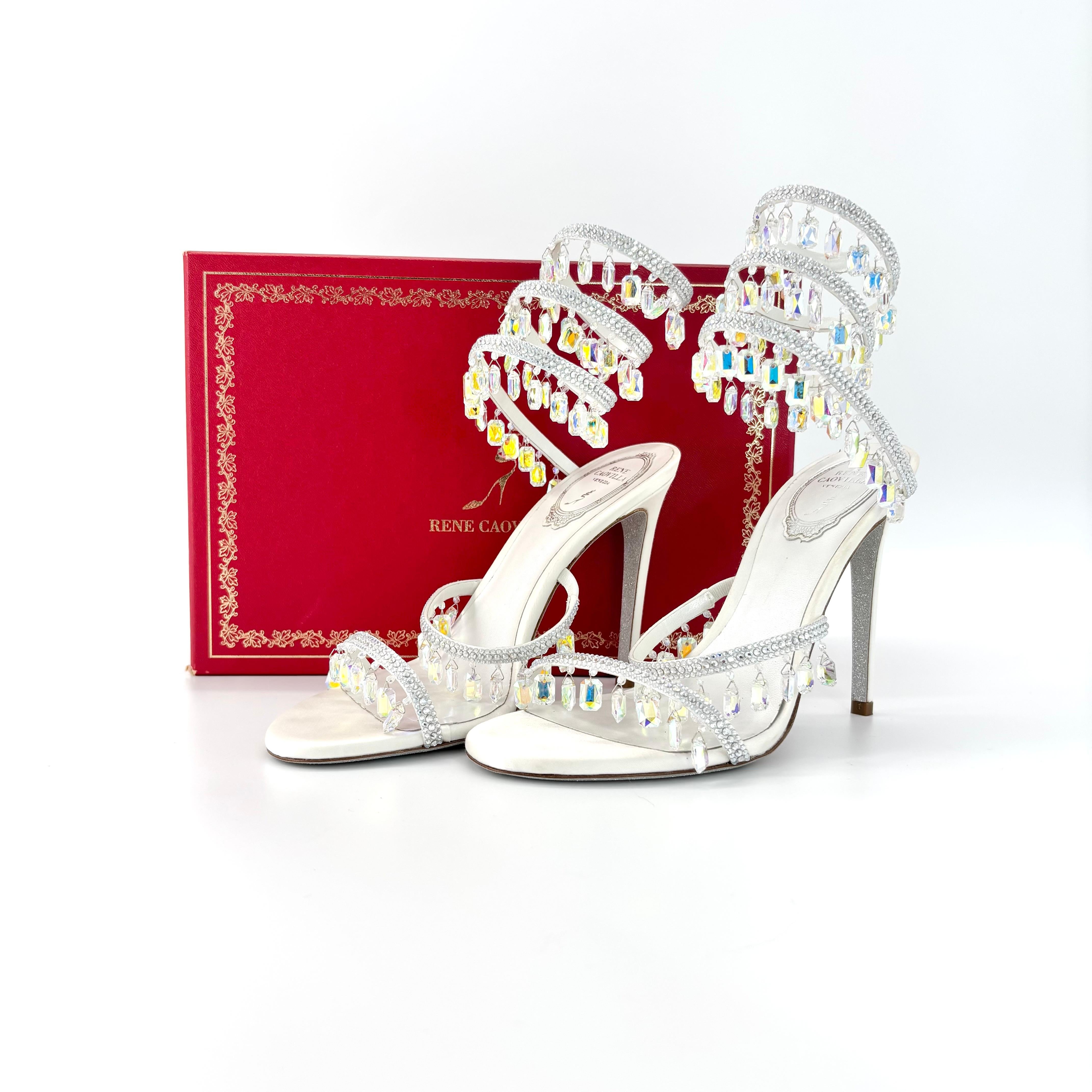 Rene Caovilla Kronleuchter Weiß Kristall verschönert Wraparound Sandalen 38

Farbe Weiß
Größe 38
Absatzhöhe 4.1in.

Obermaterial aus Satin
Serpent Hardware
Stardust-Sohle
Hergestellt in Italien

Im Originalkarton, mit Staubbeutel
Normale